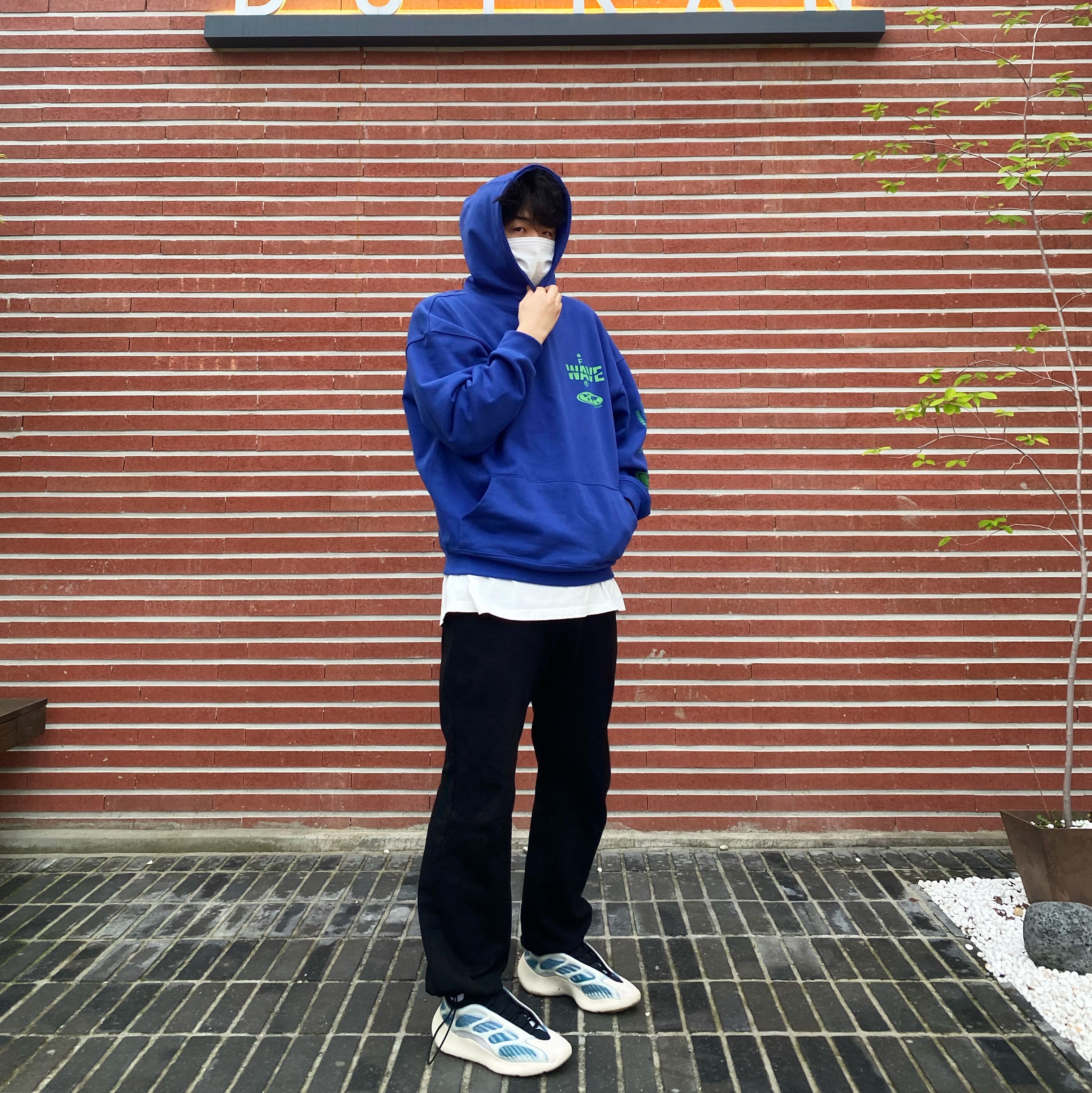 Adidas Yeezy 700 V3 Kyanite 착용 스타일