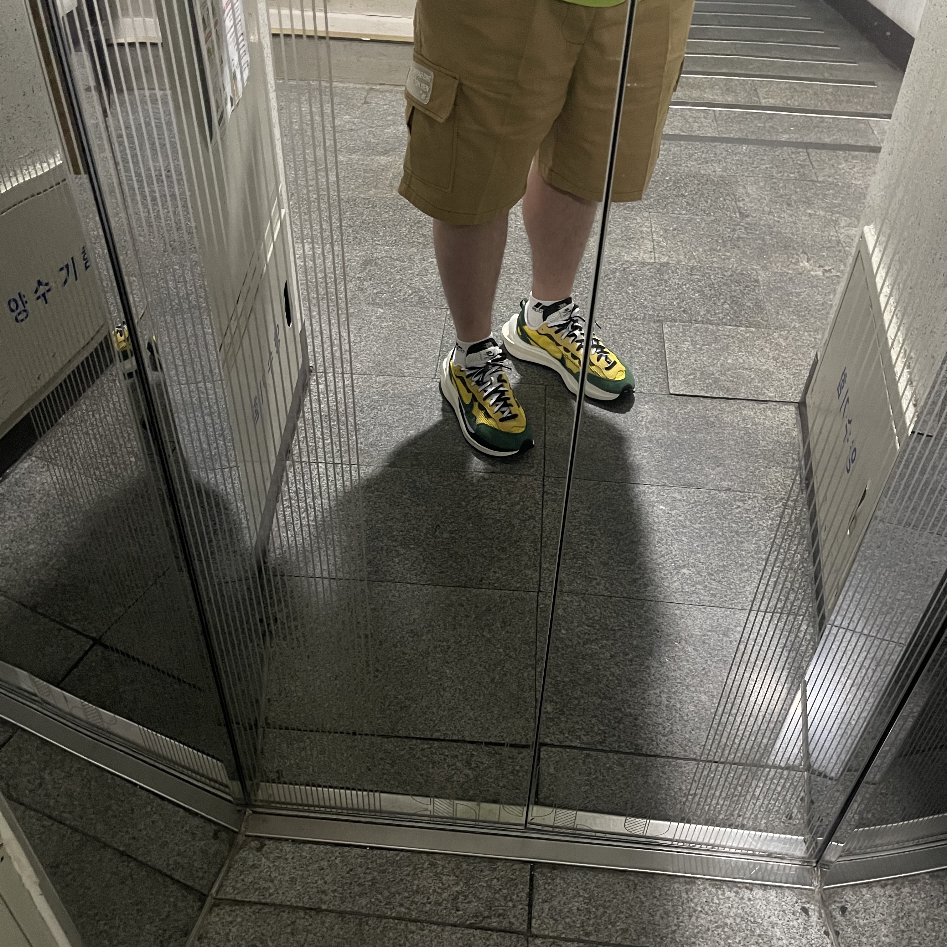 Nike x Sacai VaporWaffle Tour Yellow & Gorge Green Sail 착용 스타일