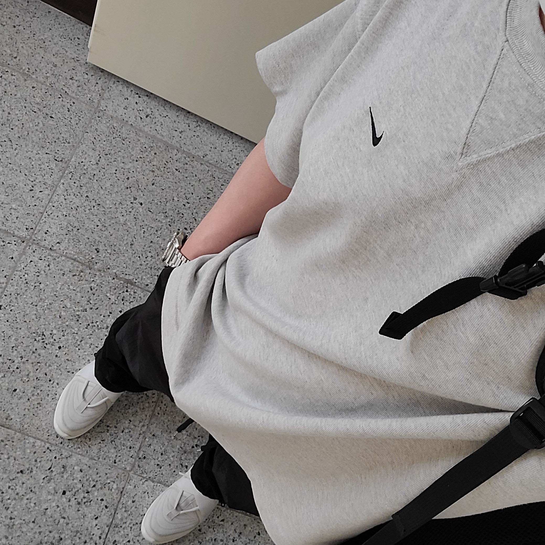 Nike x Fear of God Air Fear of God Raid Light Bone, Nike x Kim Jones Oversized T-Shirt Grey Heather - Asia 착용 스타일 - 1
