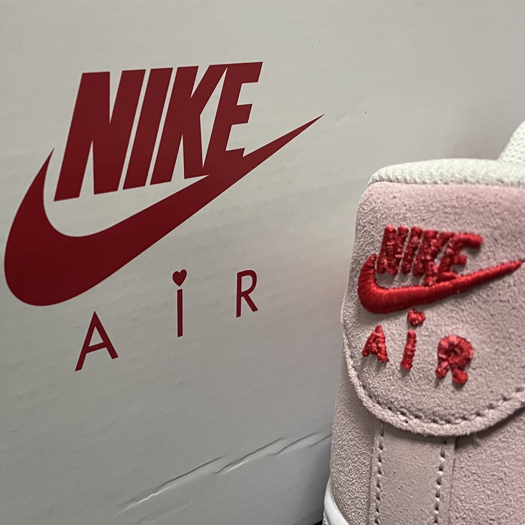 Nike Air Force 1 '07 QS Valentine's Day 착용 스타일 - 2