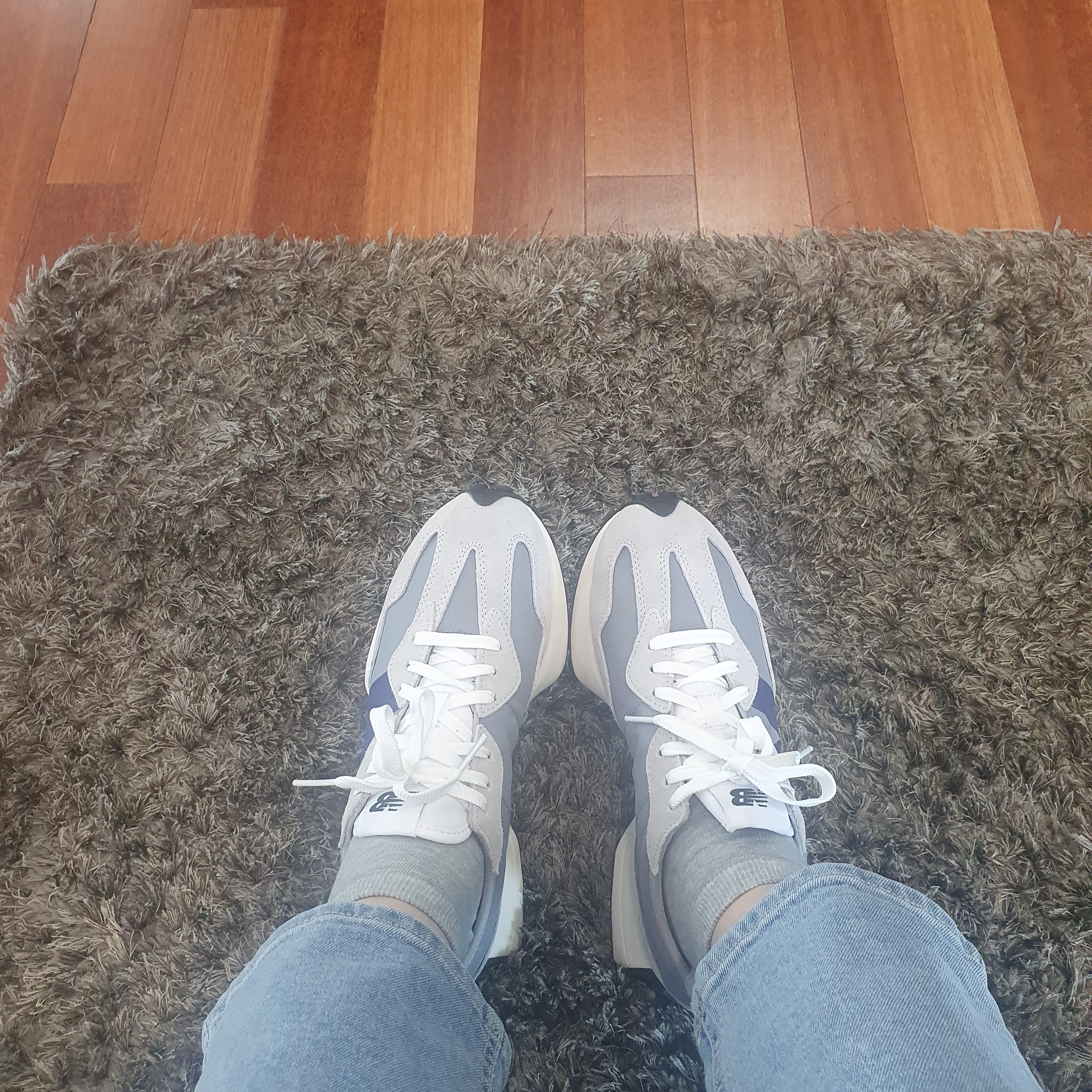 New Balance 327 Grey Purple 착용 스타일 - 2