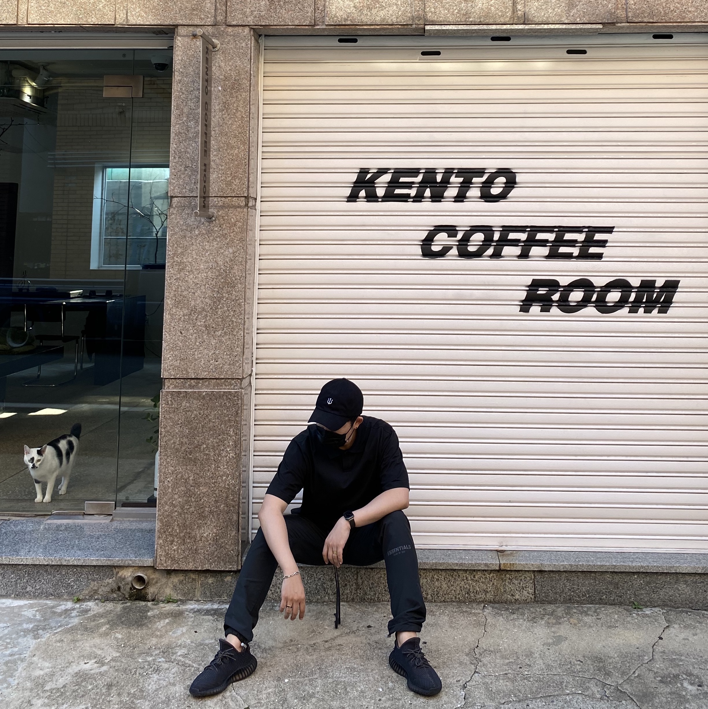 Essentials Short Sleeve Polo Black - 21SS, Essentials Track Pants Black - 20FW 착용 스타일