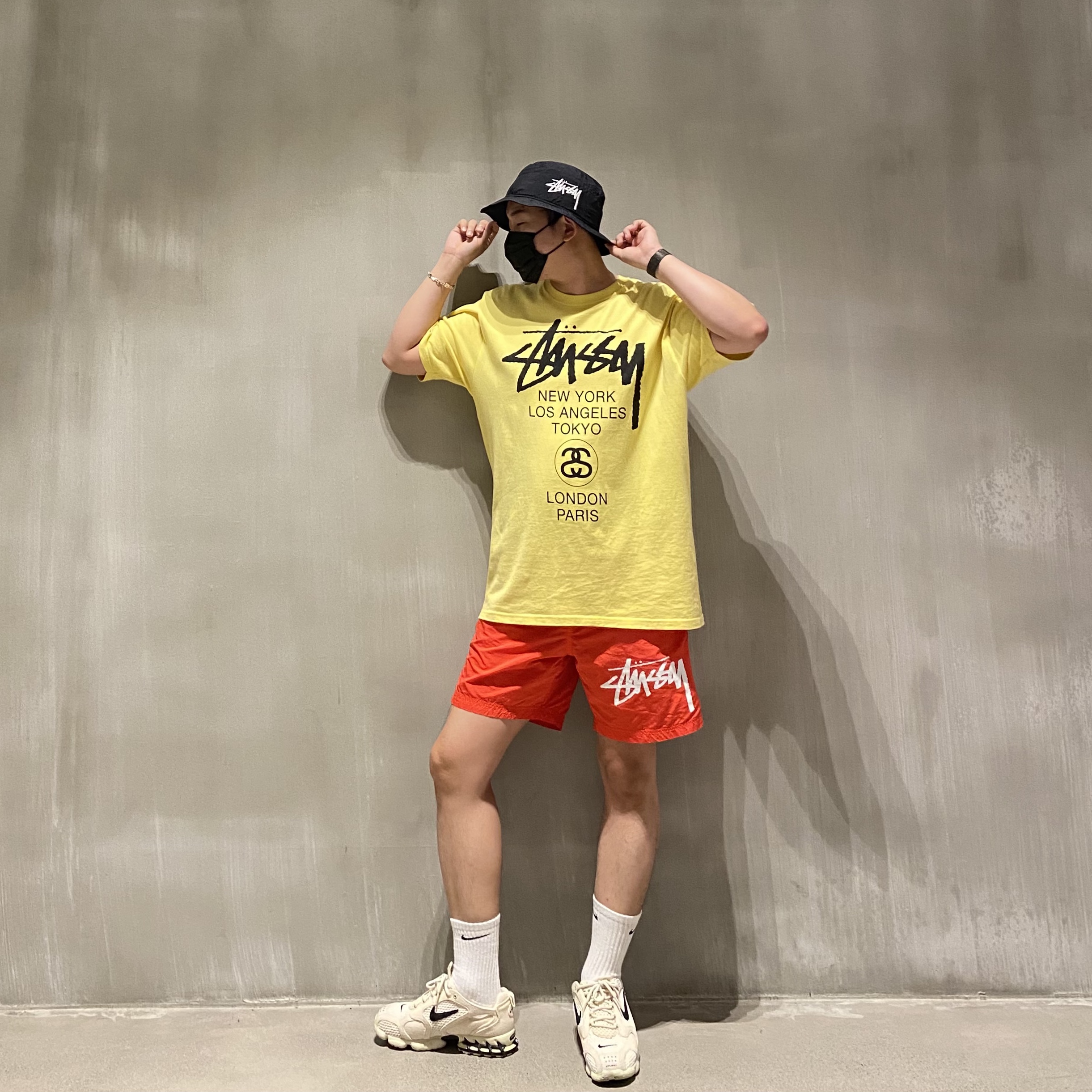Nike x Stussy Bucket Hat Black, Nike x Stussy Water Shorts Habanero Red 착용 스타일