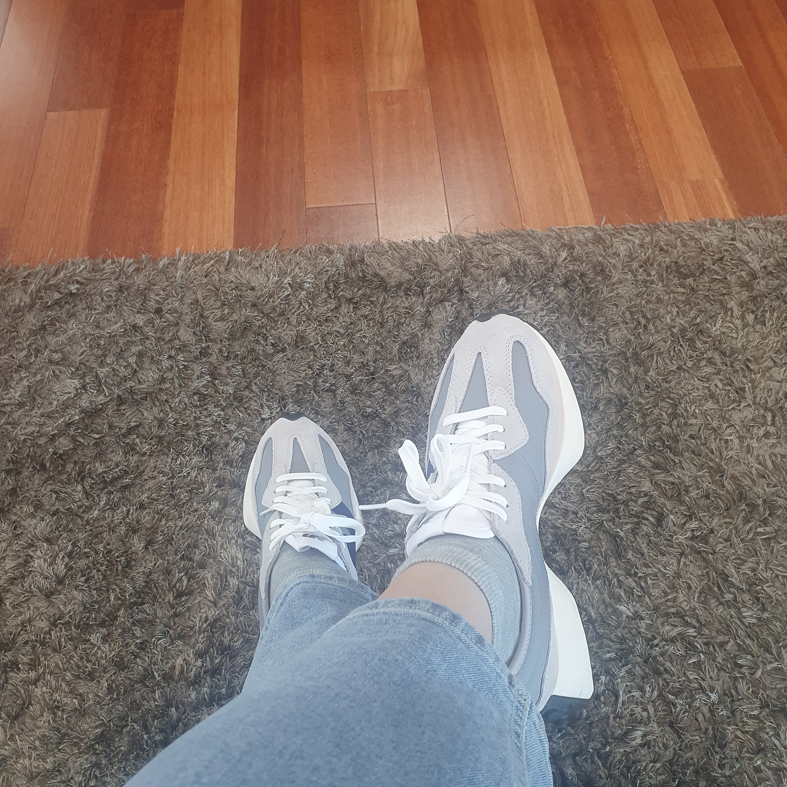 New Balance 327 Grey Purple 착용 스타일 - 1