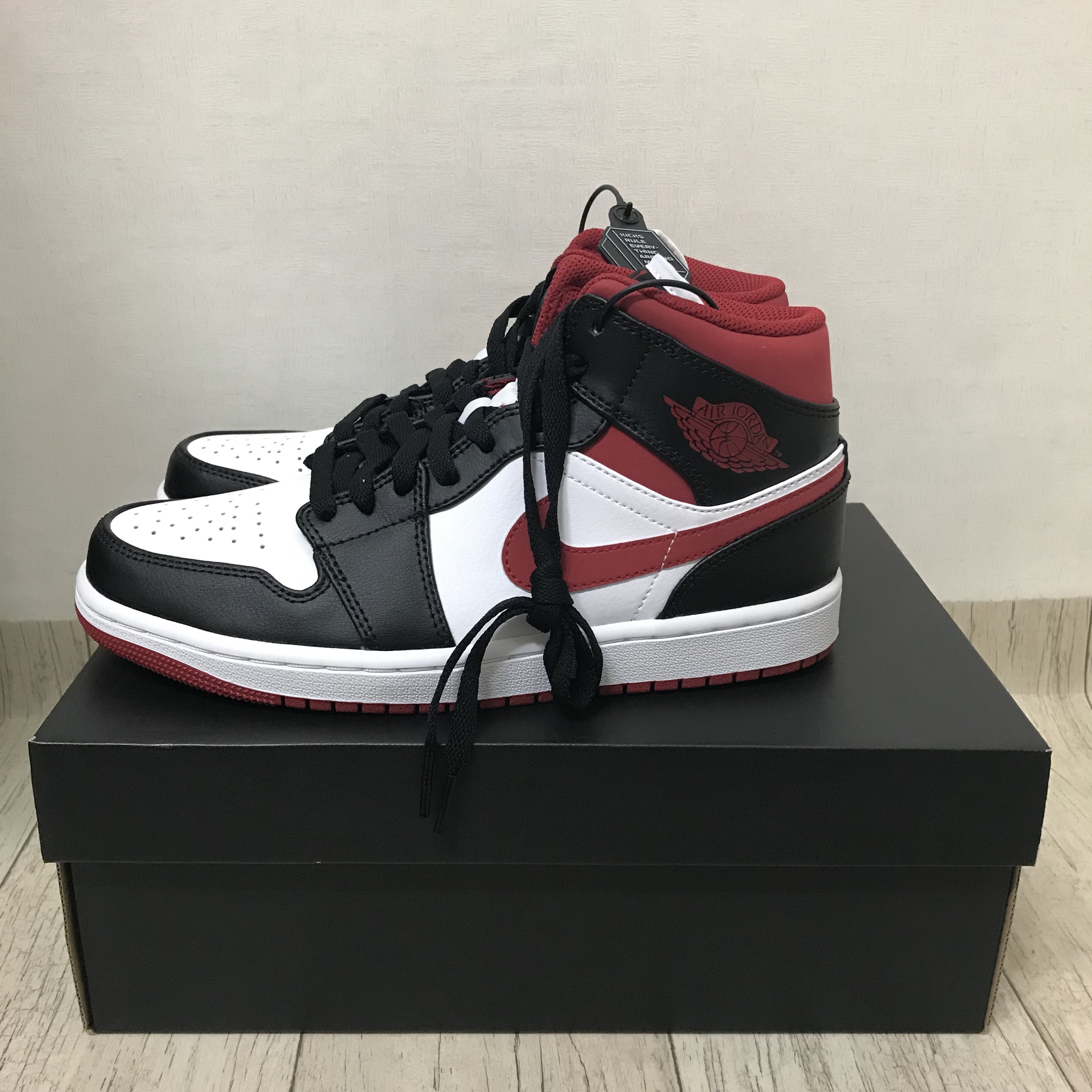 Jordan 1 Mid Gym Red Black White 착용 스타일 - 3
