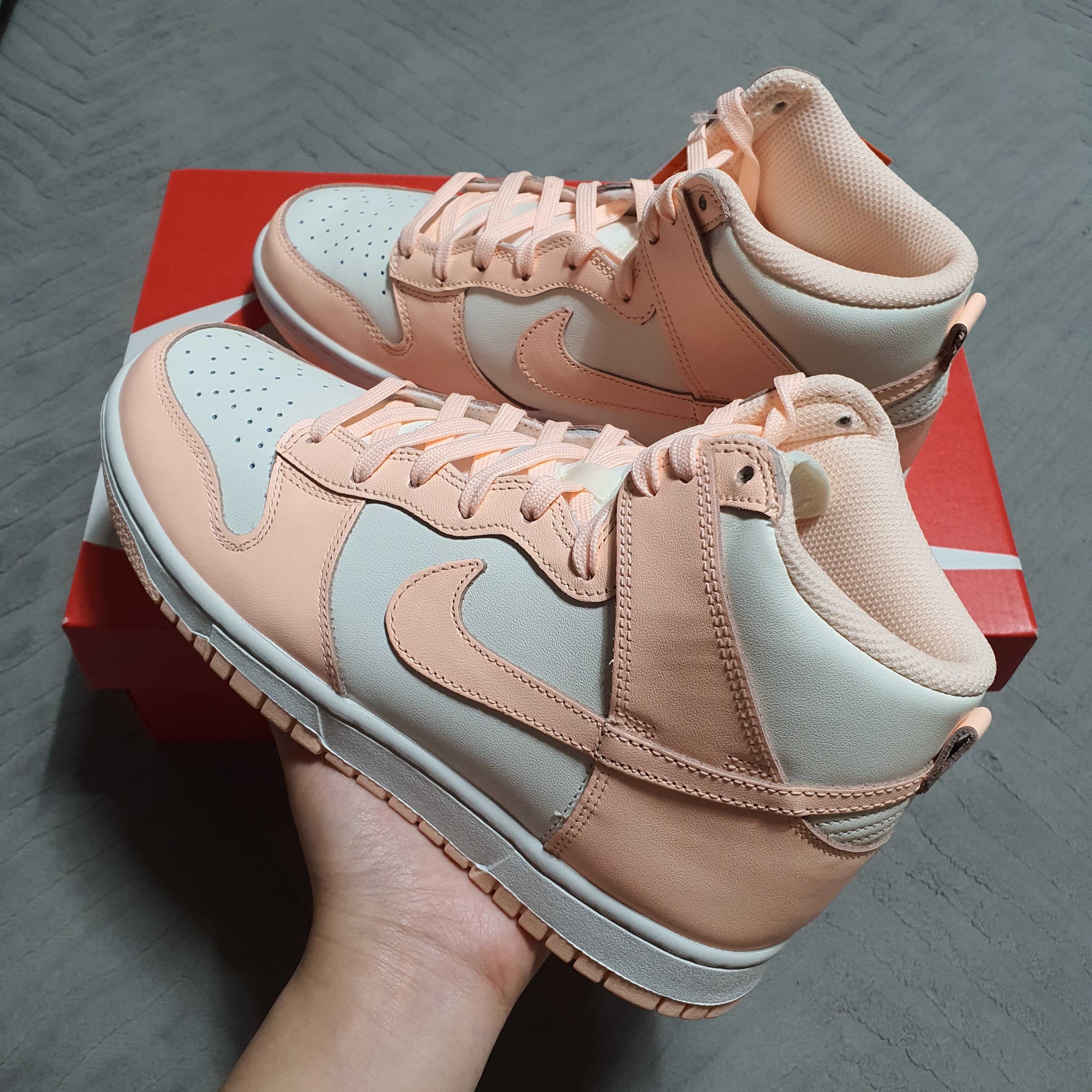 (W) Nike Dunk High Crimson Tint 착용 스타일 - 2