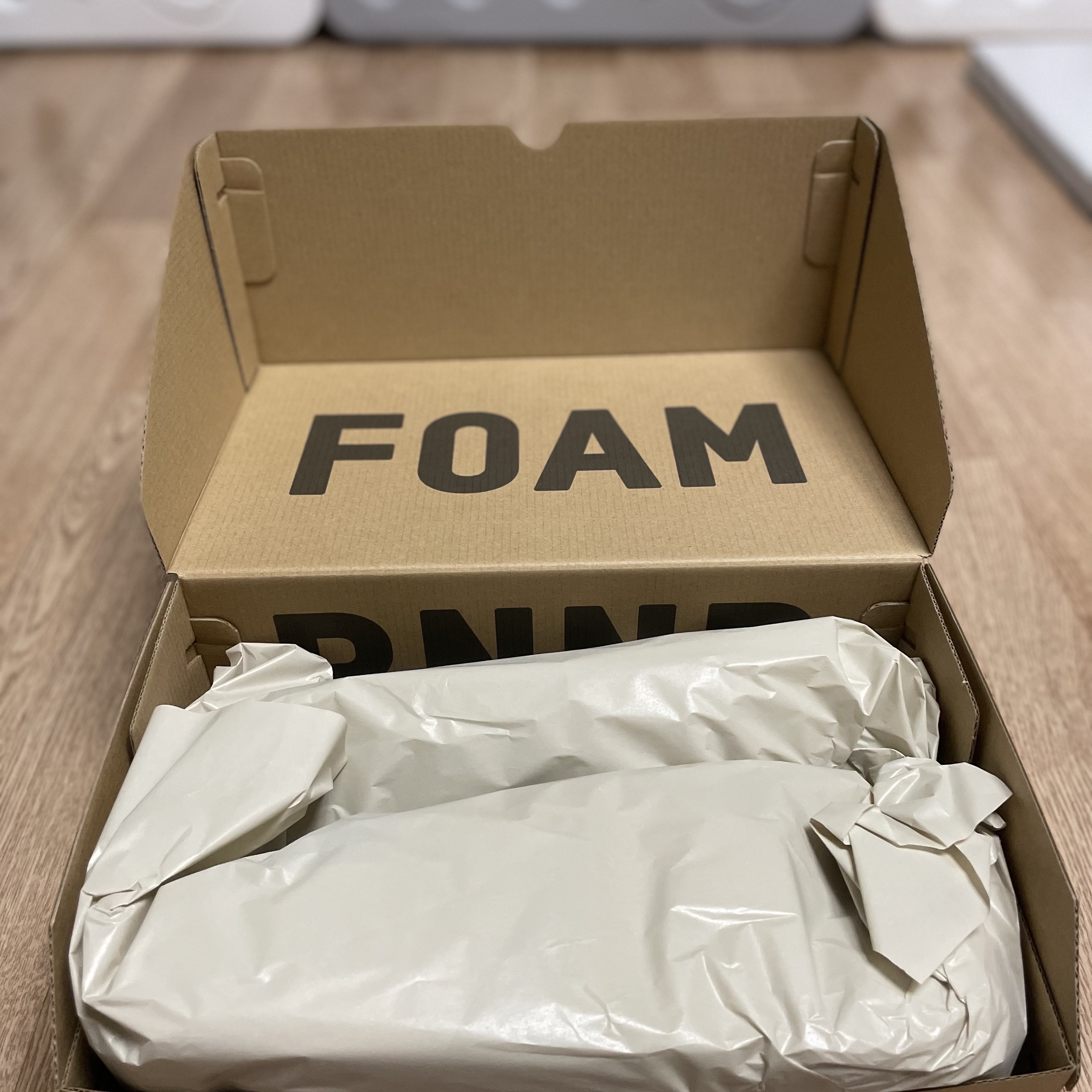 Adidas Yeezy Foam RNNR Mineral Blue 착용 스타일 - 3