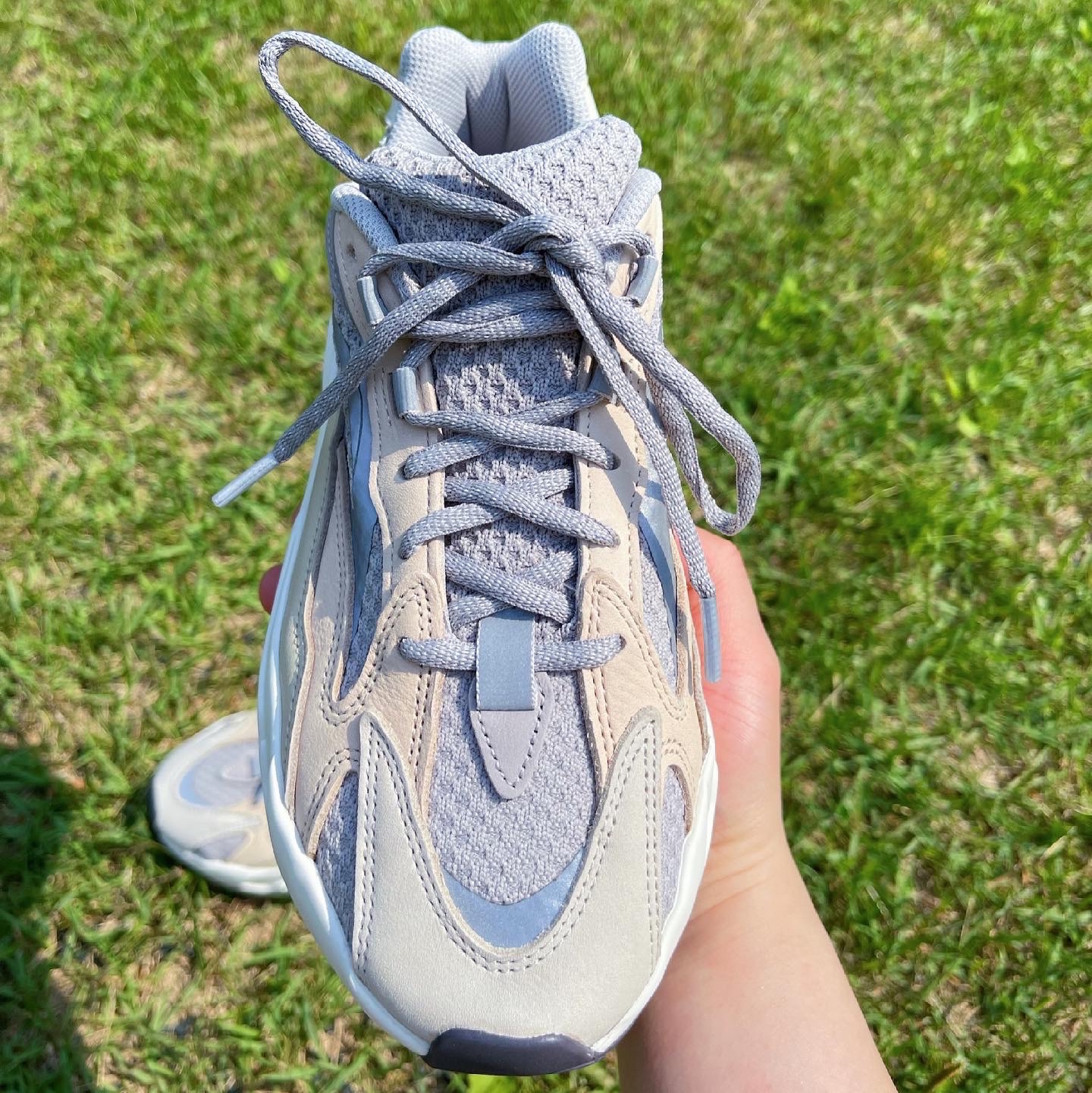 Adidas Yeezy Boost 700 V2 Cream 착용 스타일 - 4