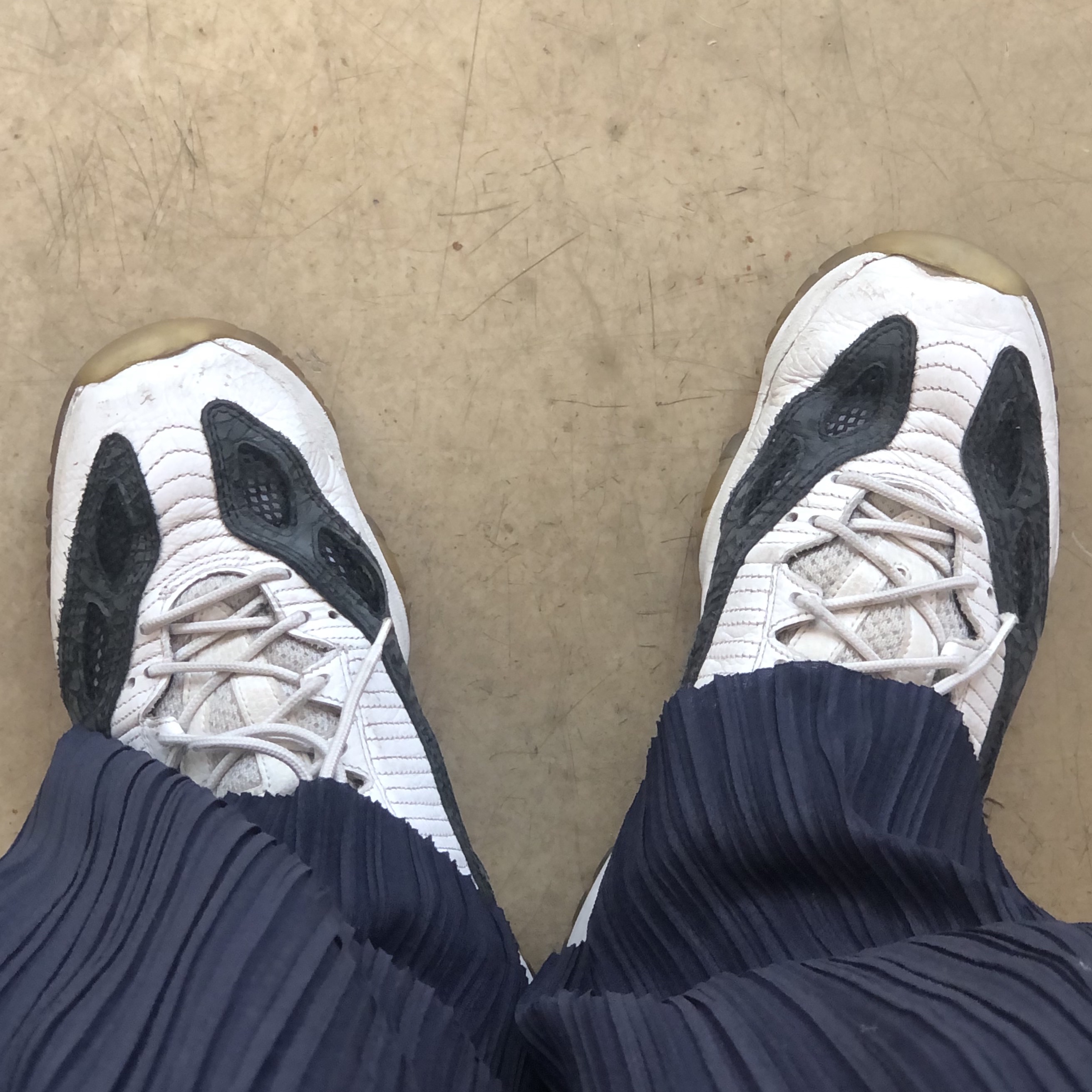 Jordan 11 Retro Low IE White Black 착용 스타일 - 1