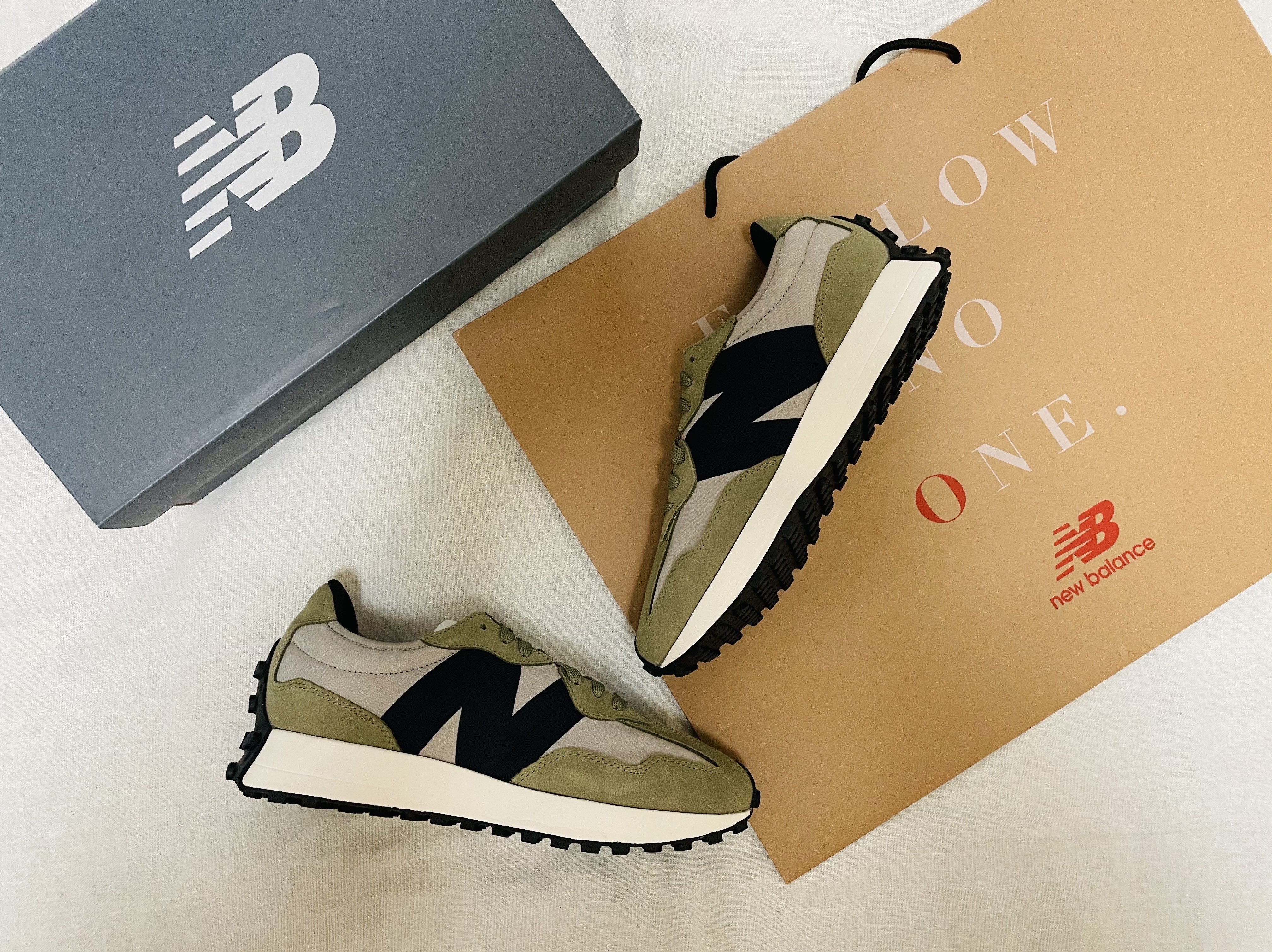 New Balance 327 Aluminum Covert Green 착용 스타일 - 2