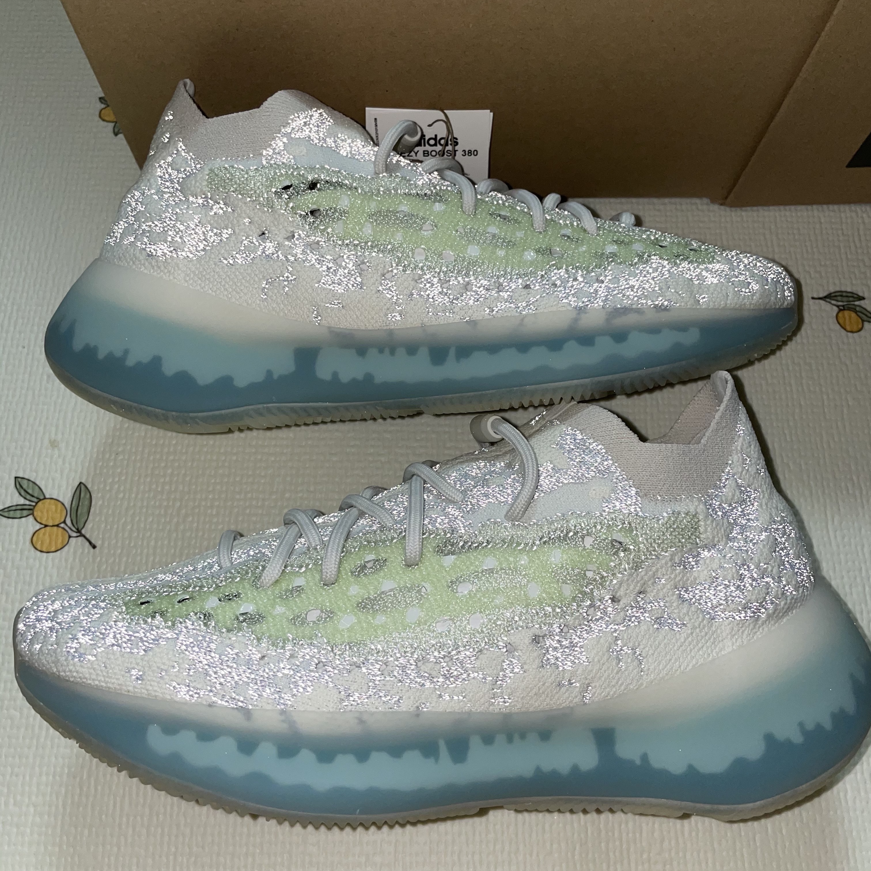 Adidas Yeezy Boost 380 Alien Blue - Reflective 착용 스타일