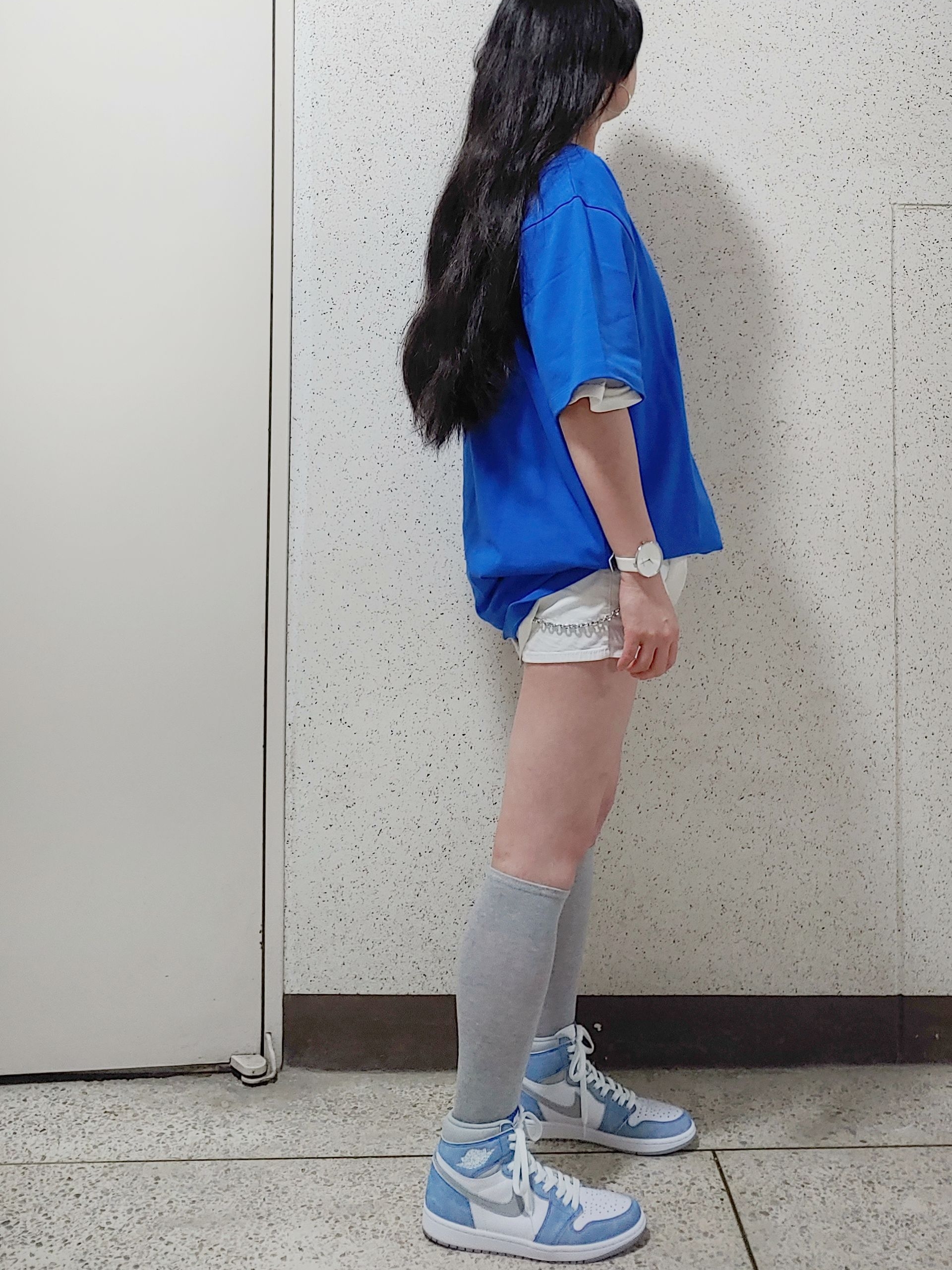 Jordan 1 Retro High OG Hyper Royal 착용 스타일 - 1
