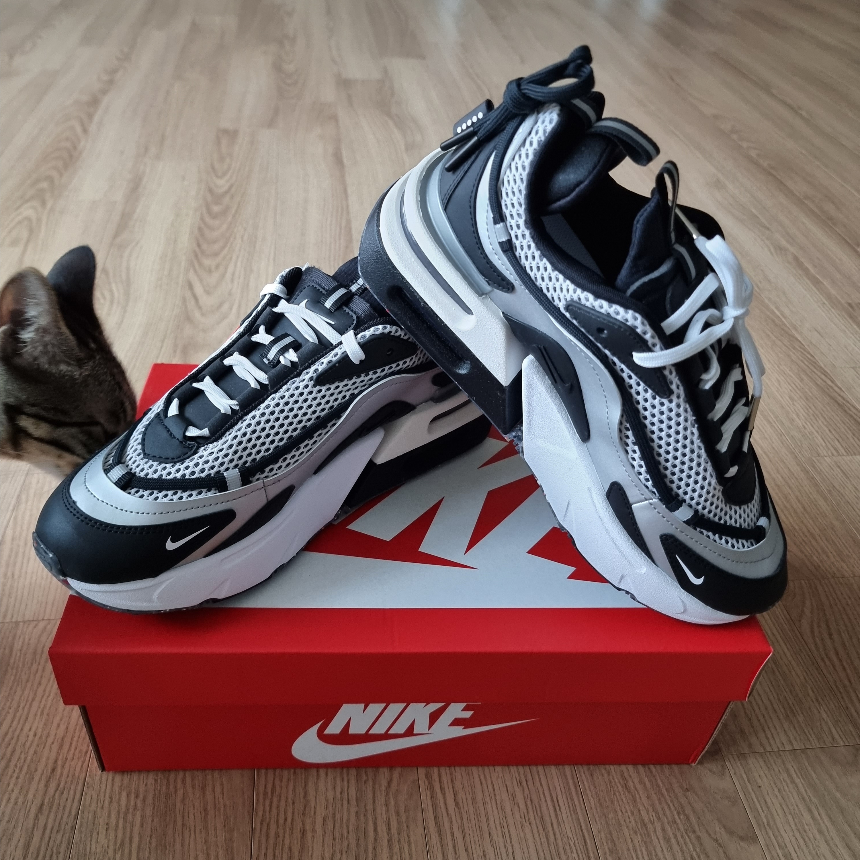 (W) Nike Air Max Furyosa Silver and Black 착용 스타일 - 1