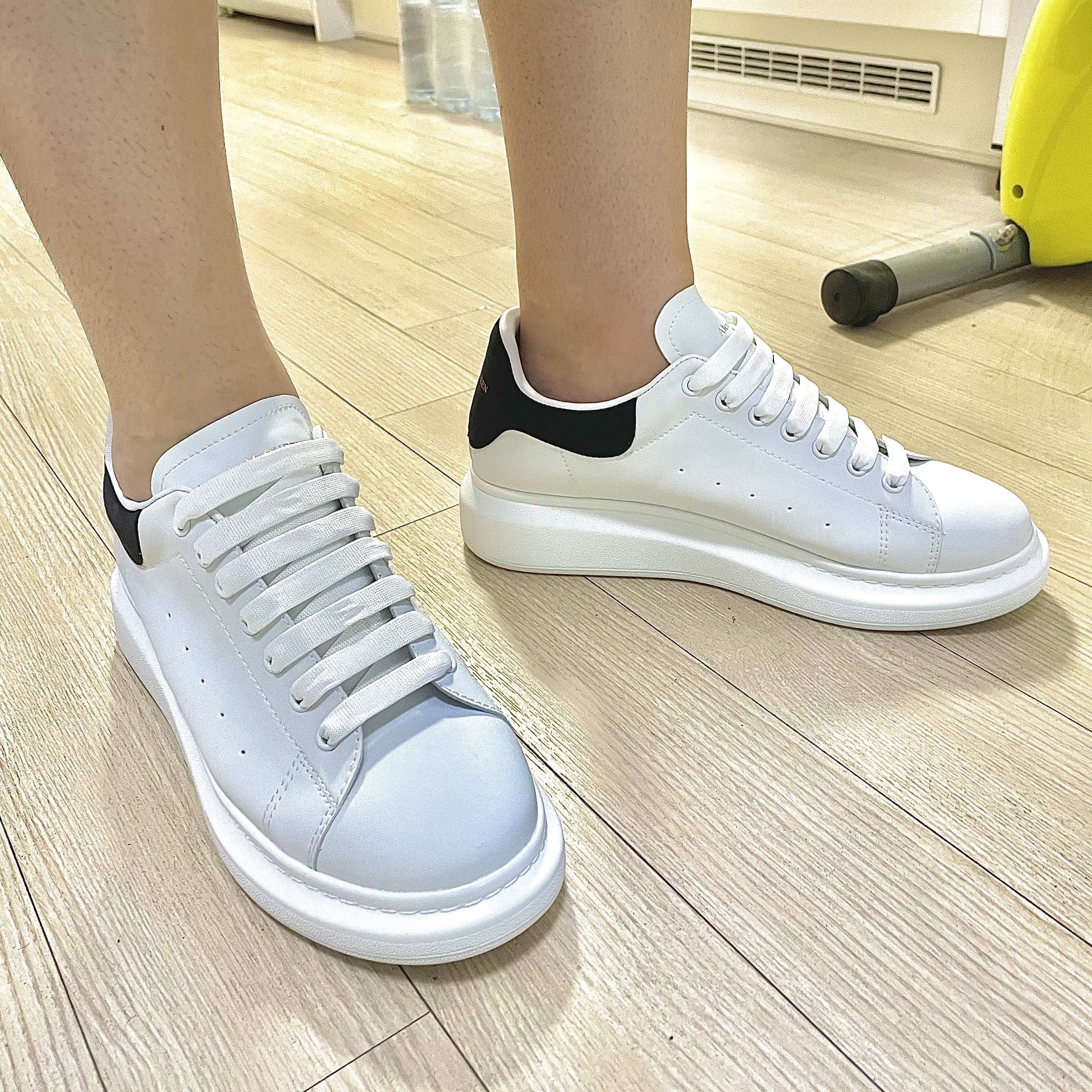 Alexander McQueen Oversized Sneakers White Black 착용 스타일 - 2