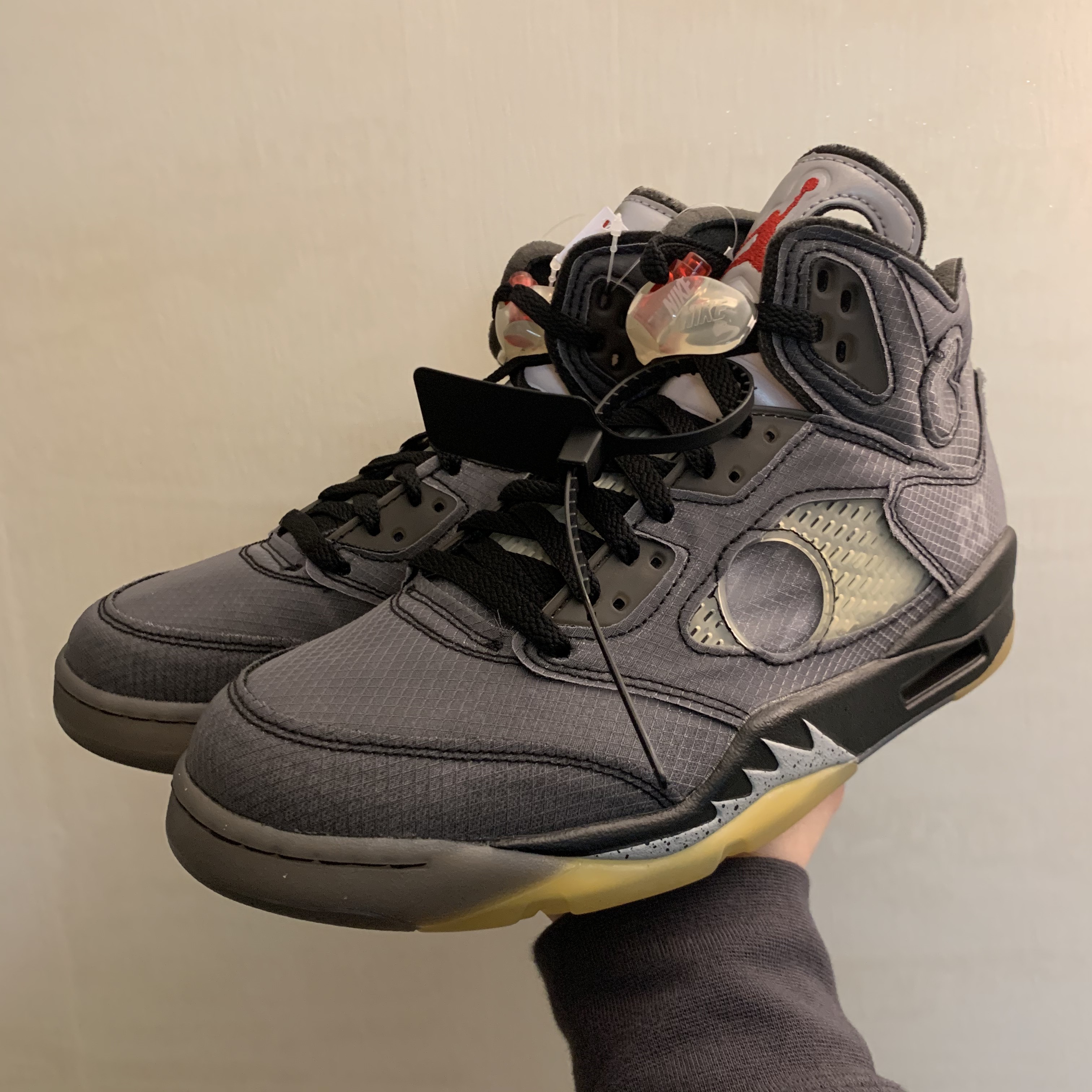 Jordan 5 x Off-White Retro SP Black Muslin 착용 스타일 - 1