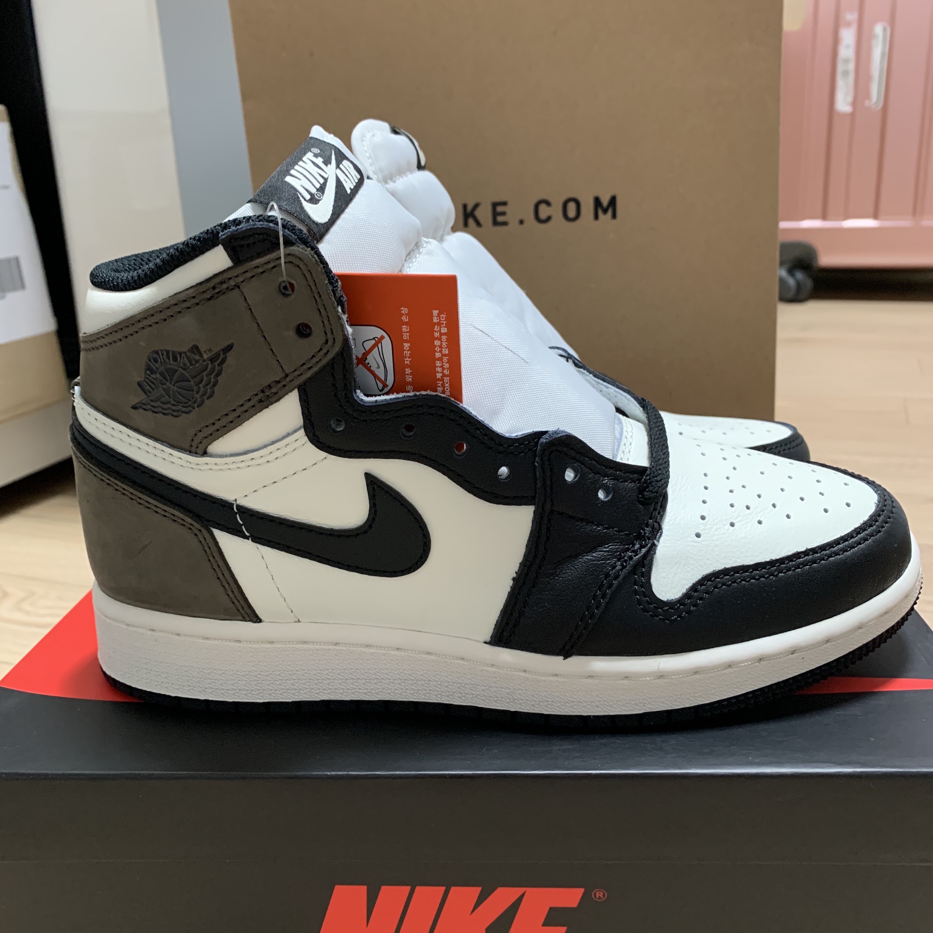 (GS) Jordan 1 Retro High OG Black Mocha 착용 스타일 - 2