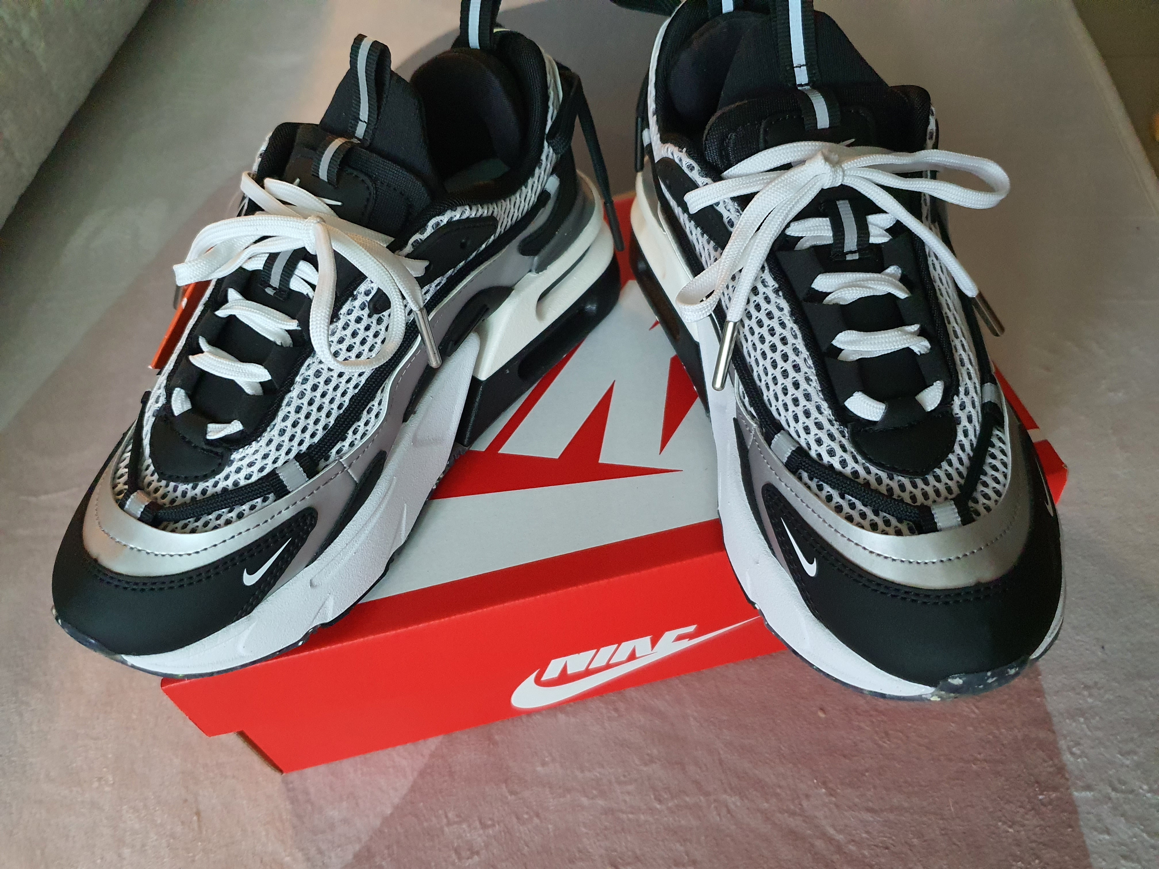 (W) Nike Air Max Furyosa Silver and Black 착용 스타일 - 3