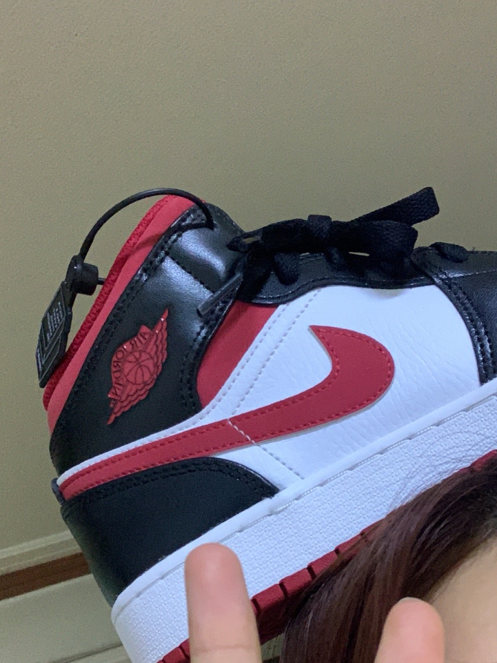 Jordan 1 Mid Gym Red Black White 착용 스타일 - 4