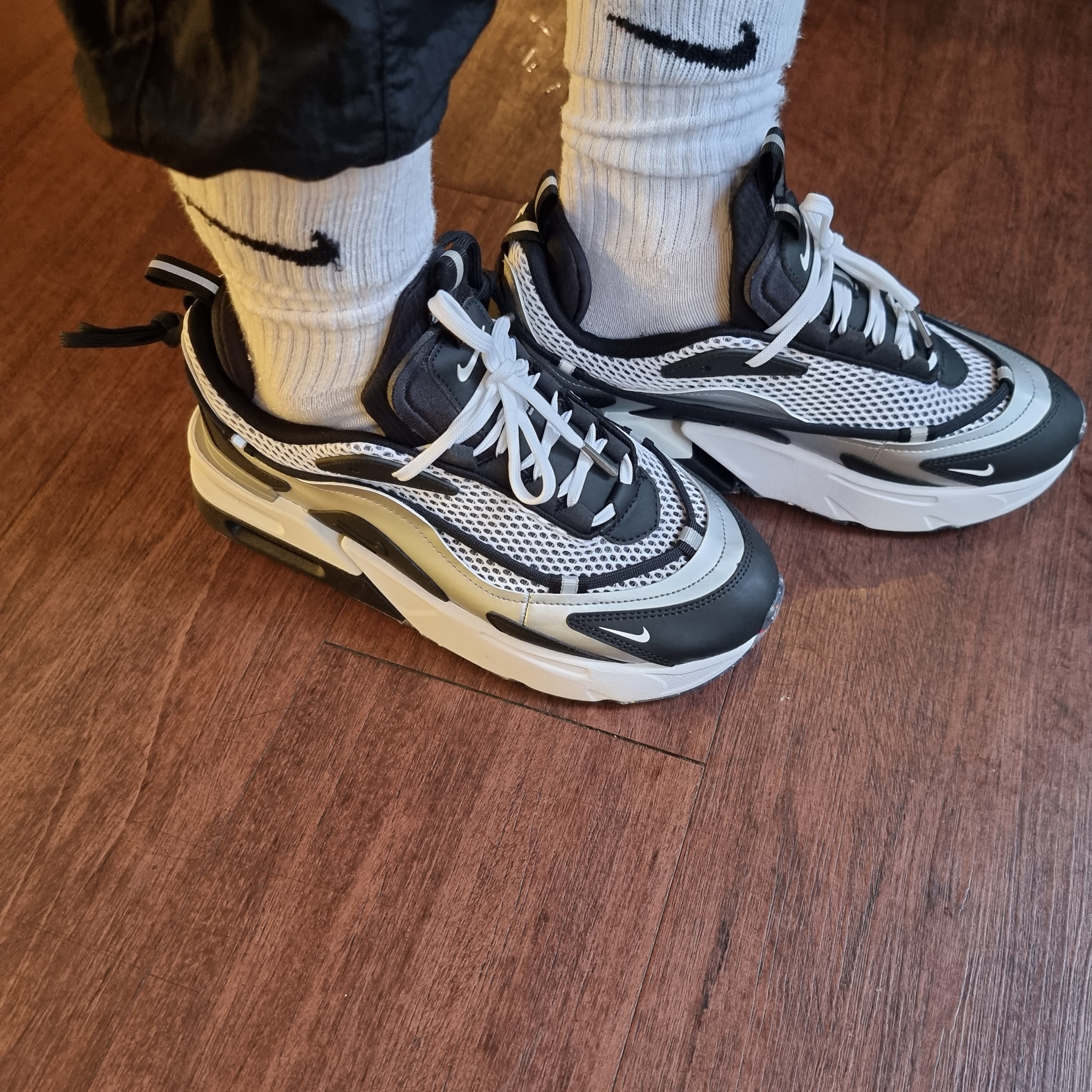 (W) Nike Air Max Furyosa Silver and Black 착용 스타일 - 1