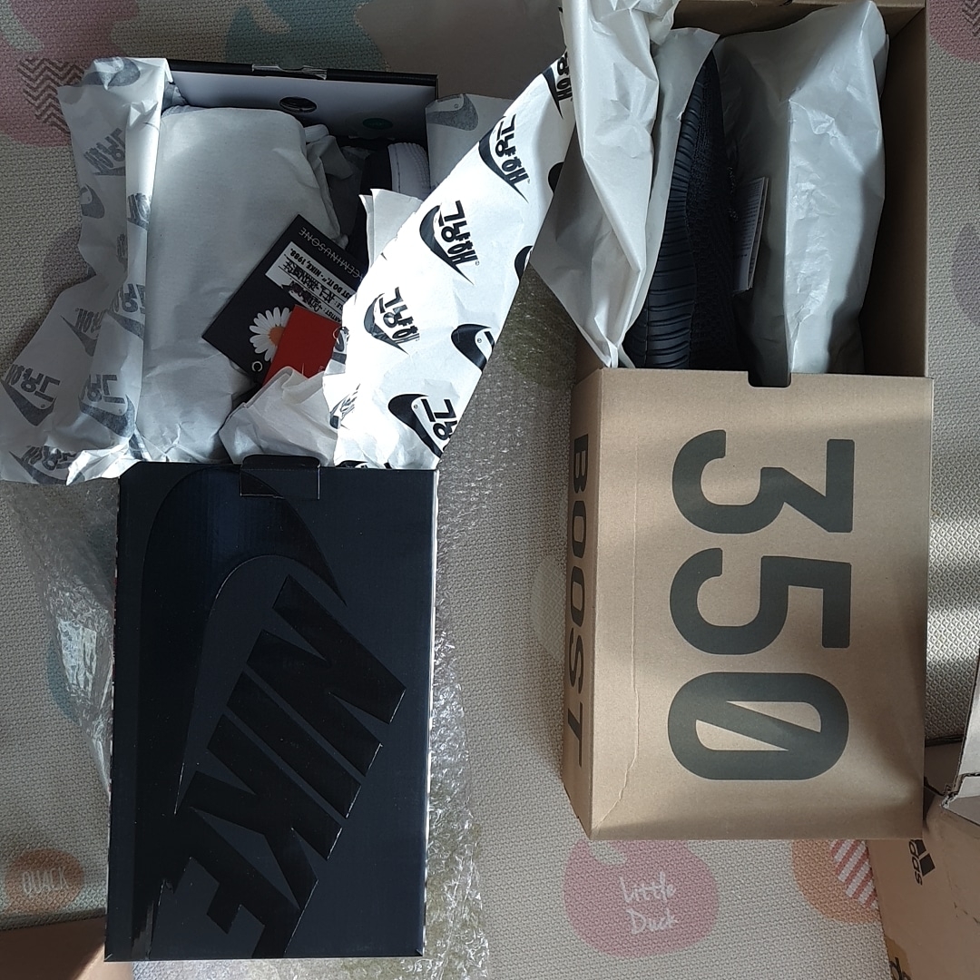 Adidas Yeezy Boost 350 V2 Black - Non-Reflective, Nike x Peaceminusone Air Force 1 Low Para-Noise 착용 스타일