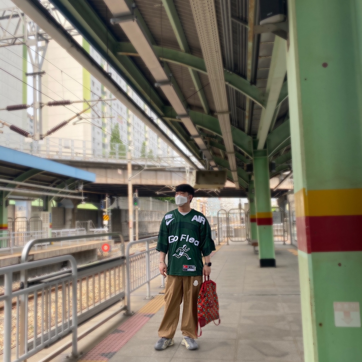 Nike x Cactus Plant Flea Market S/S Jersey Green - Asia, Adidas Yeezy Foam RNNR MXT Moon Gray 착용 스타일