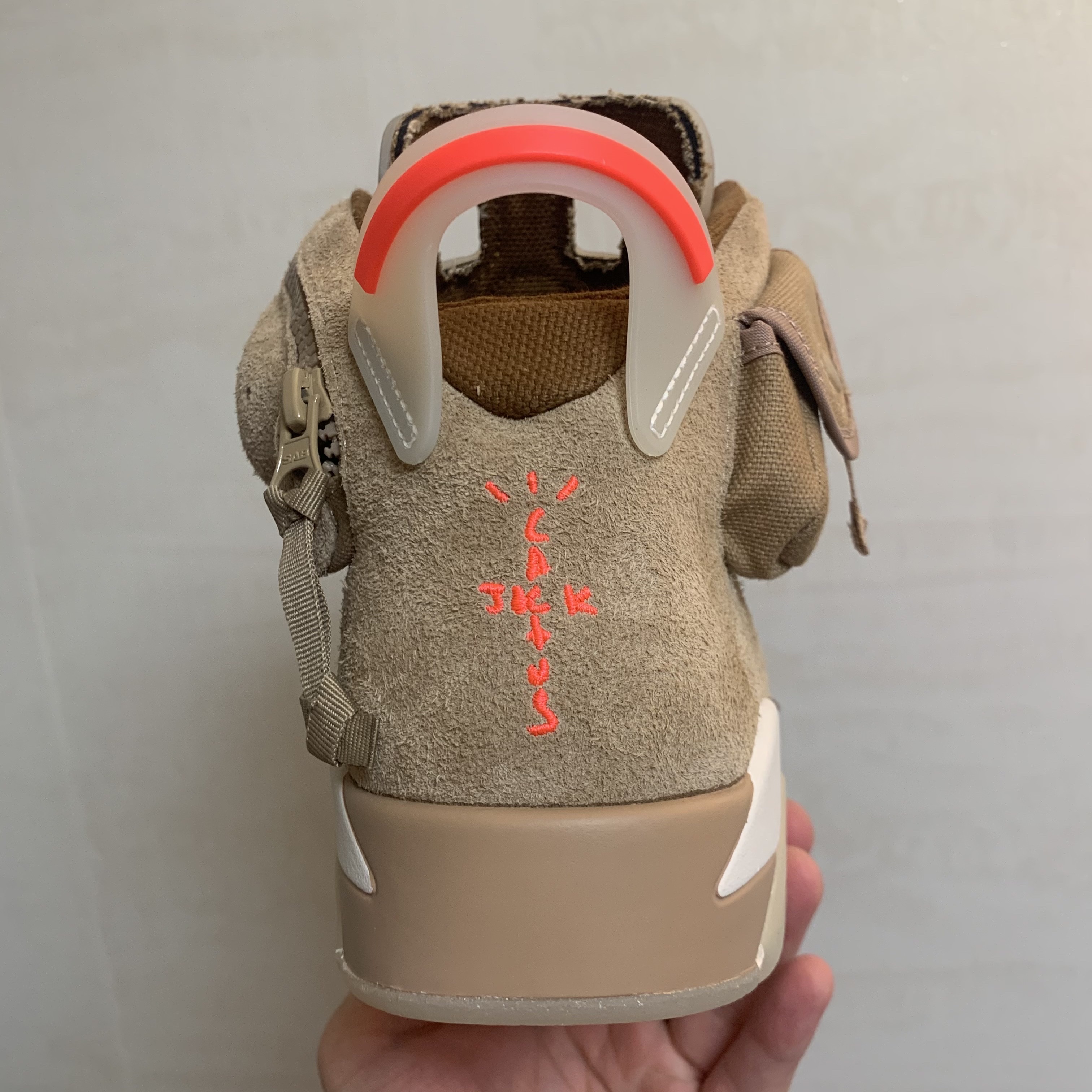 Jordan 6 x Travis Scott Retro SP British Khaki 착용 스타일 - 3