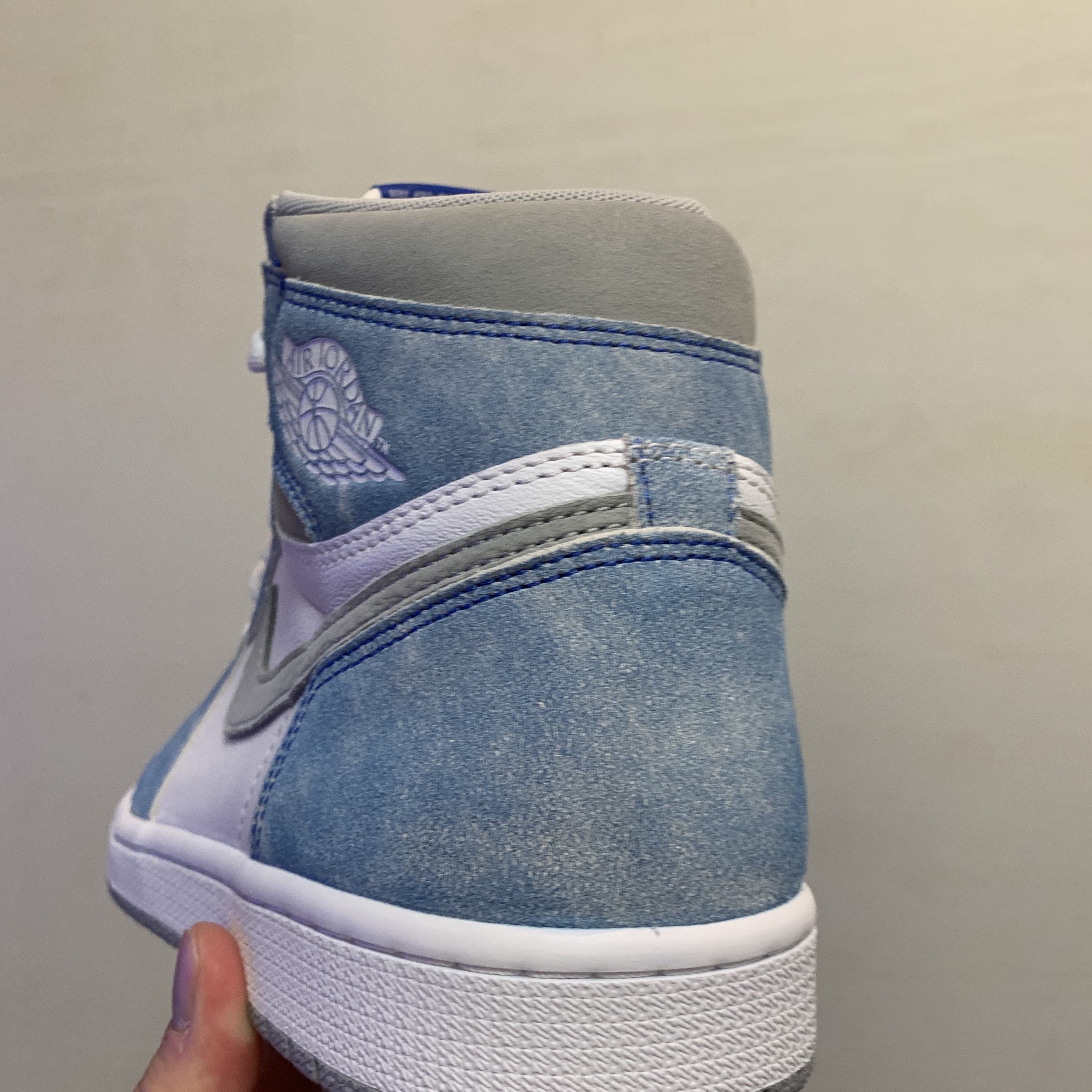 Jordan 1 Retro High OG Hyper Royal 착용 스타일 - 4