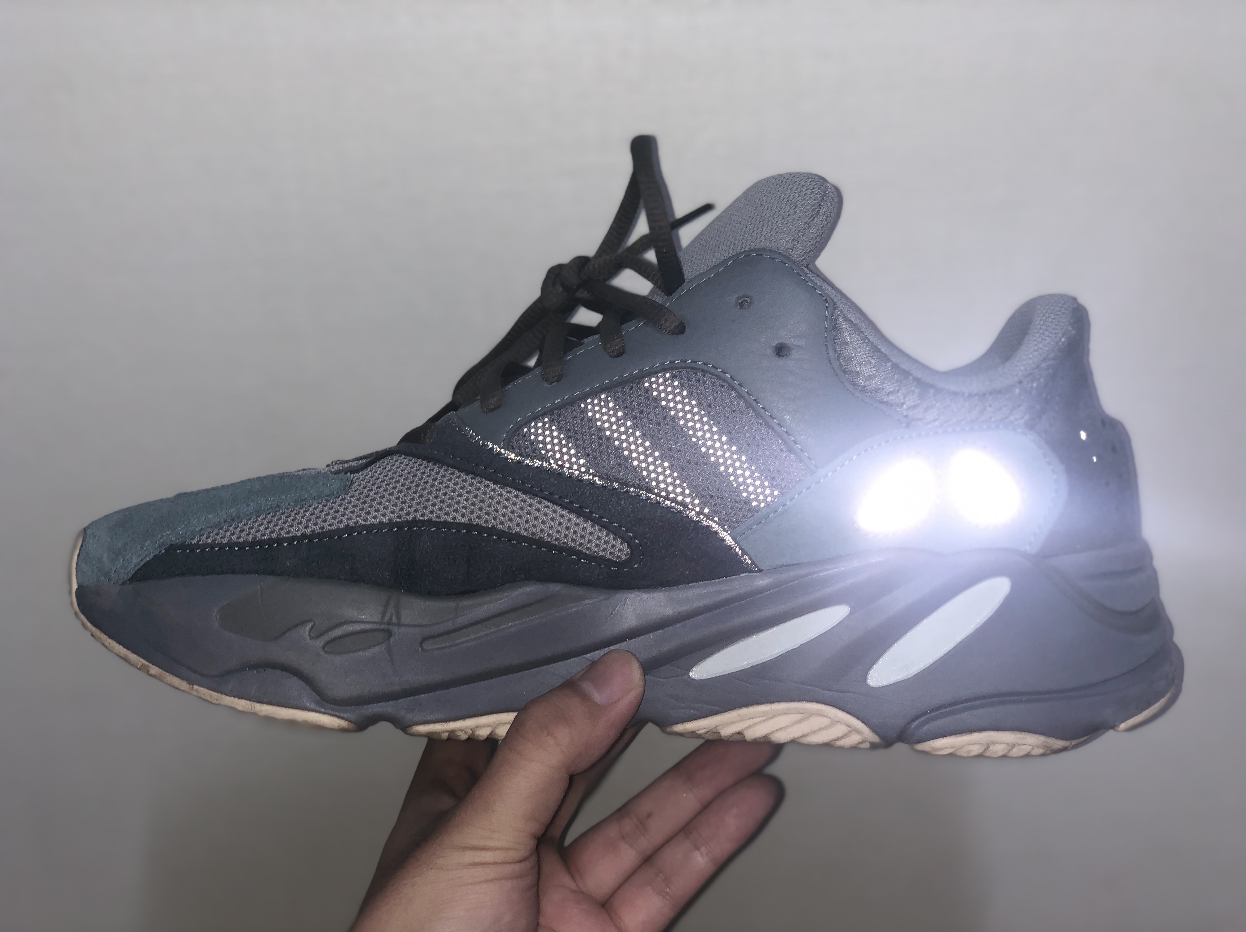 Adidas Yeezy Boost 700 Teal Blue 착용 스타일