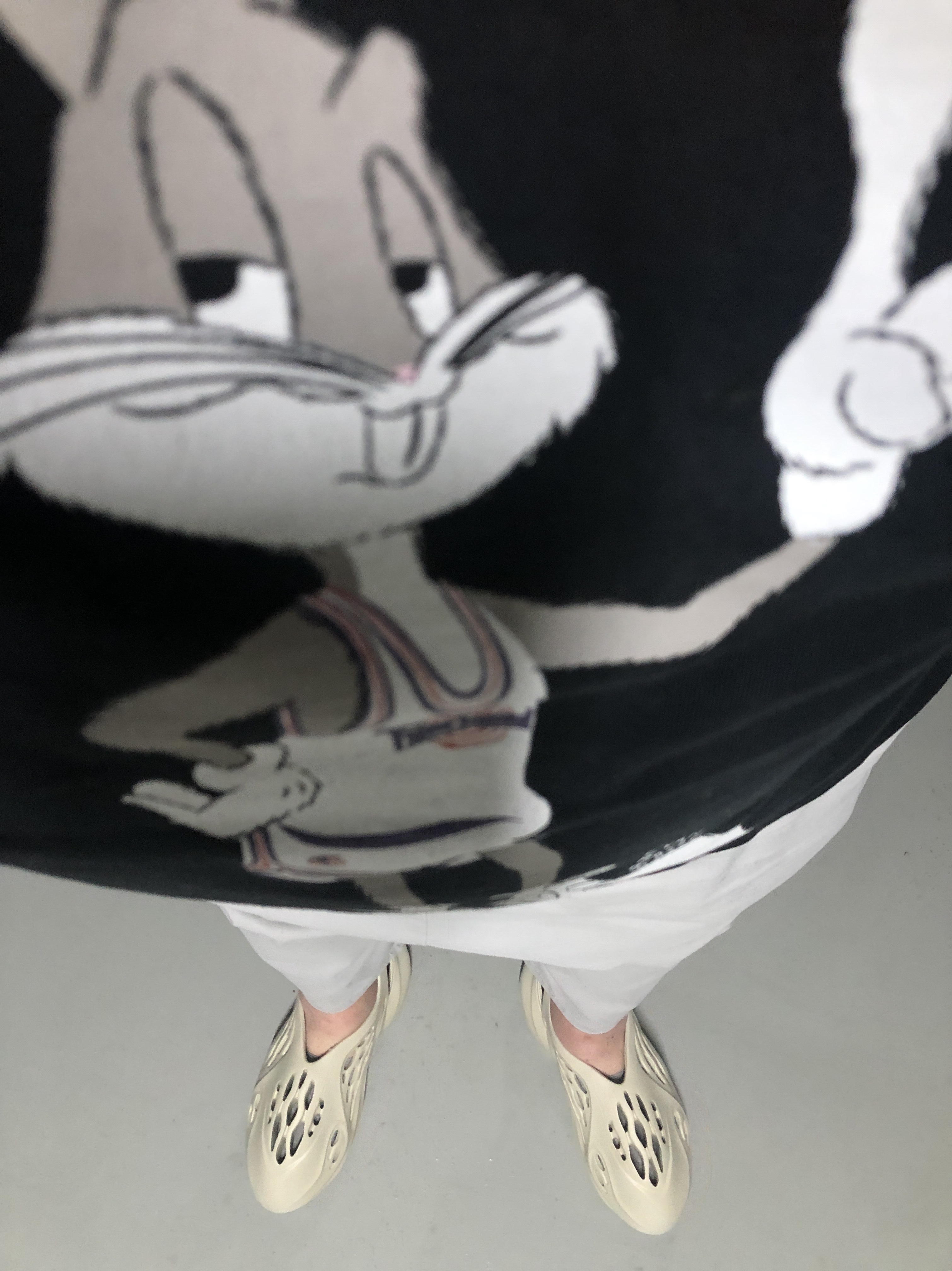 Adidas Yeezy Foam RNNR Sand 착용 스타일