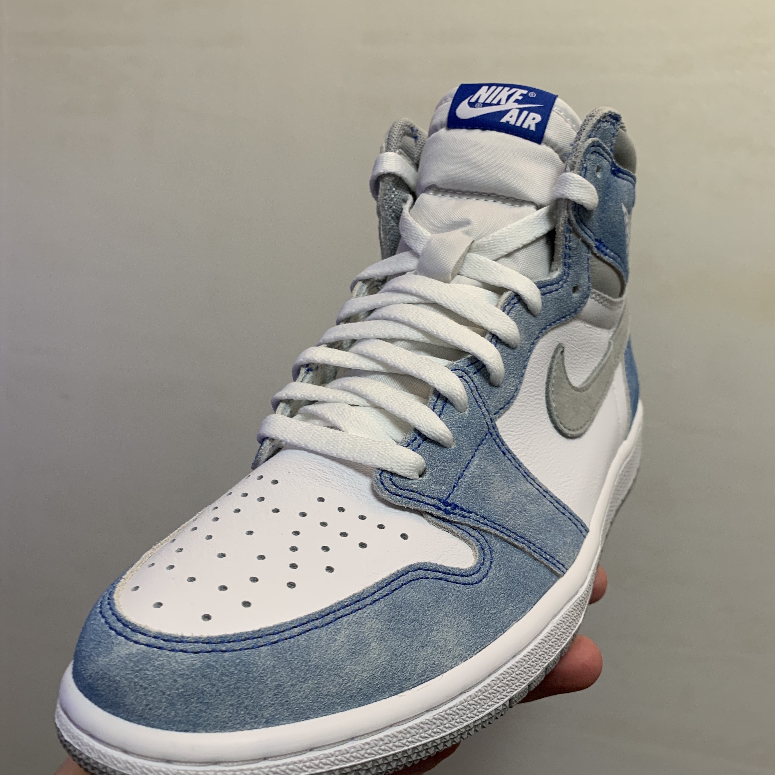 Jordan 1 Retro High OG Hyper Royal 착용 스타일 - 3