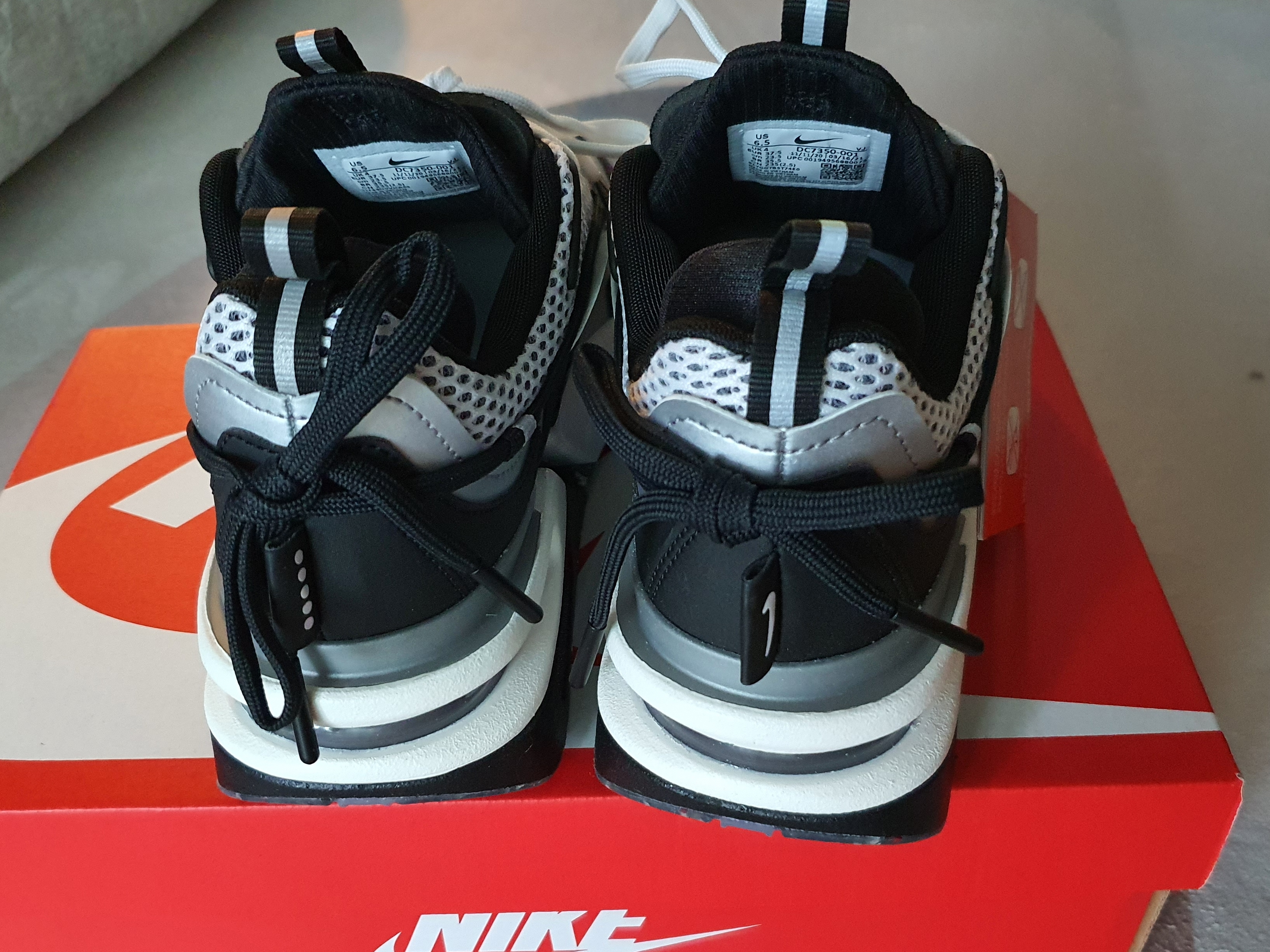 (W) Nike Air Max Furyosa Silver and Black 착용 스타일 - 1