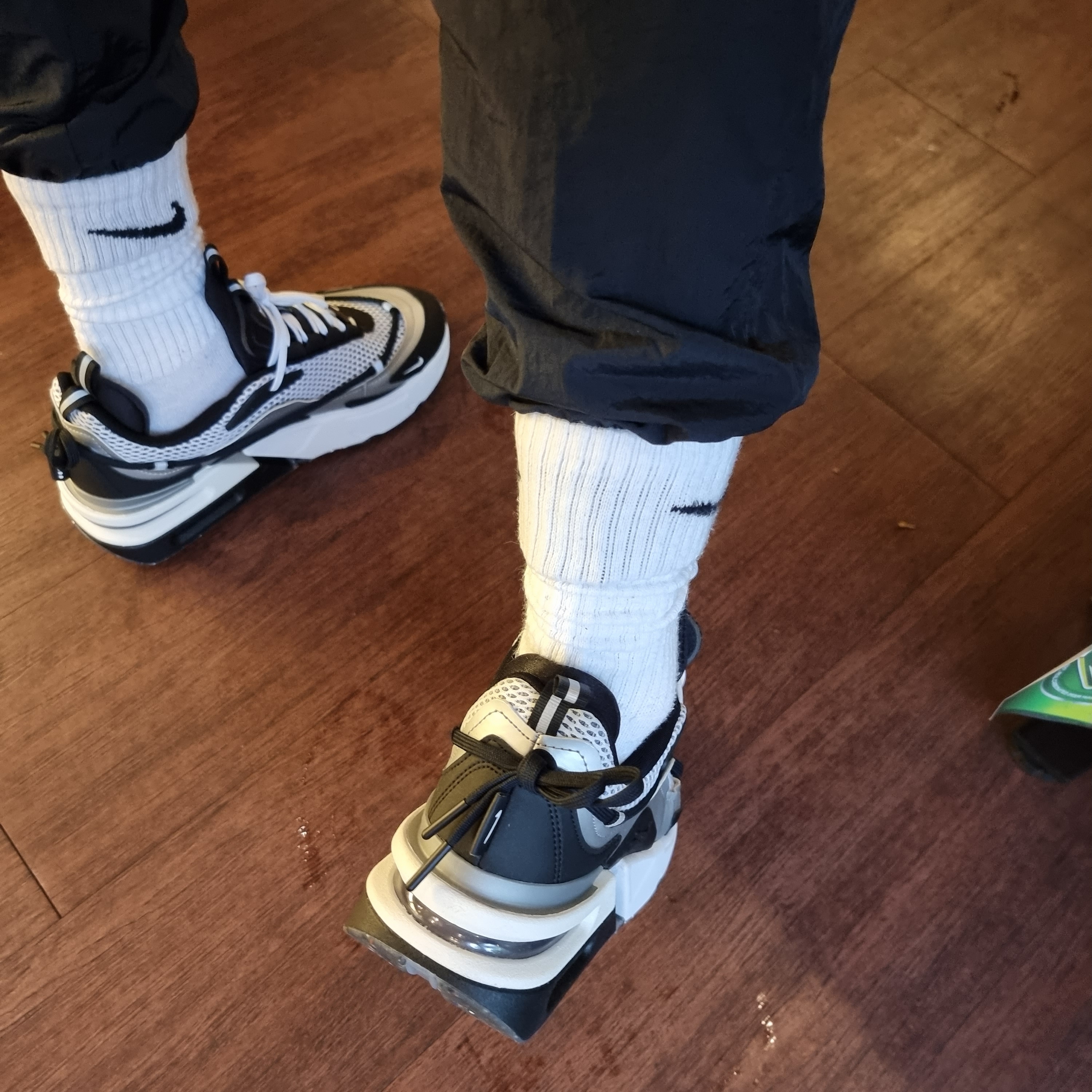 (W) Nike Air Max Furyosa Silver and Black 착용 스타일 - 3