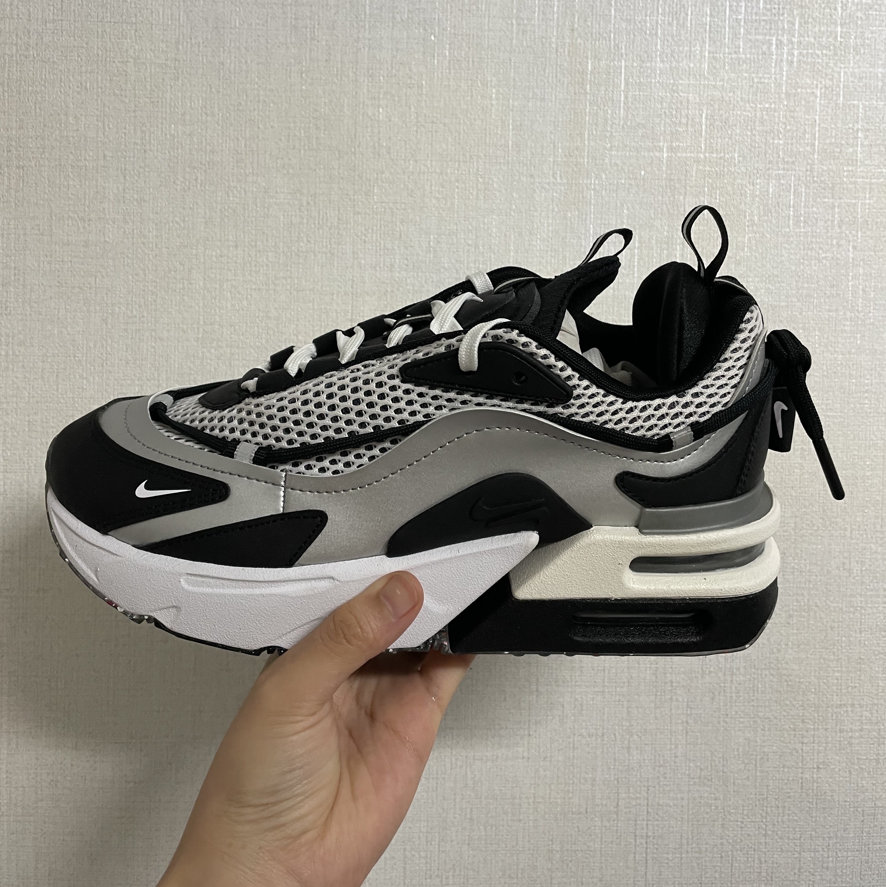 (W) Nike Air Max Furyosa Silver and Black 착용 스타일 - 1