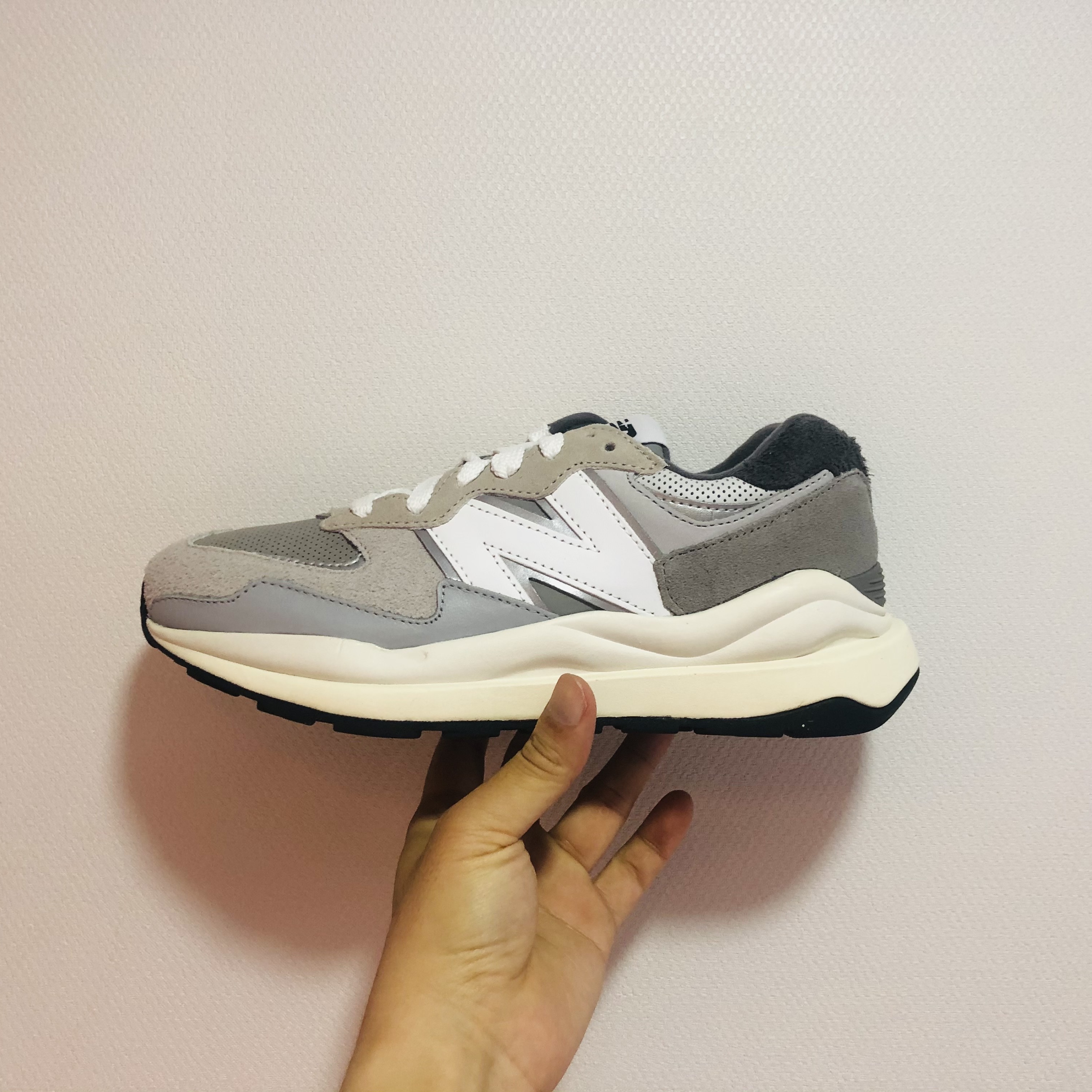 New Balance 5740 Grey 착용 스타일