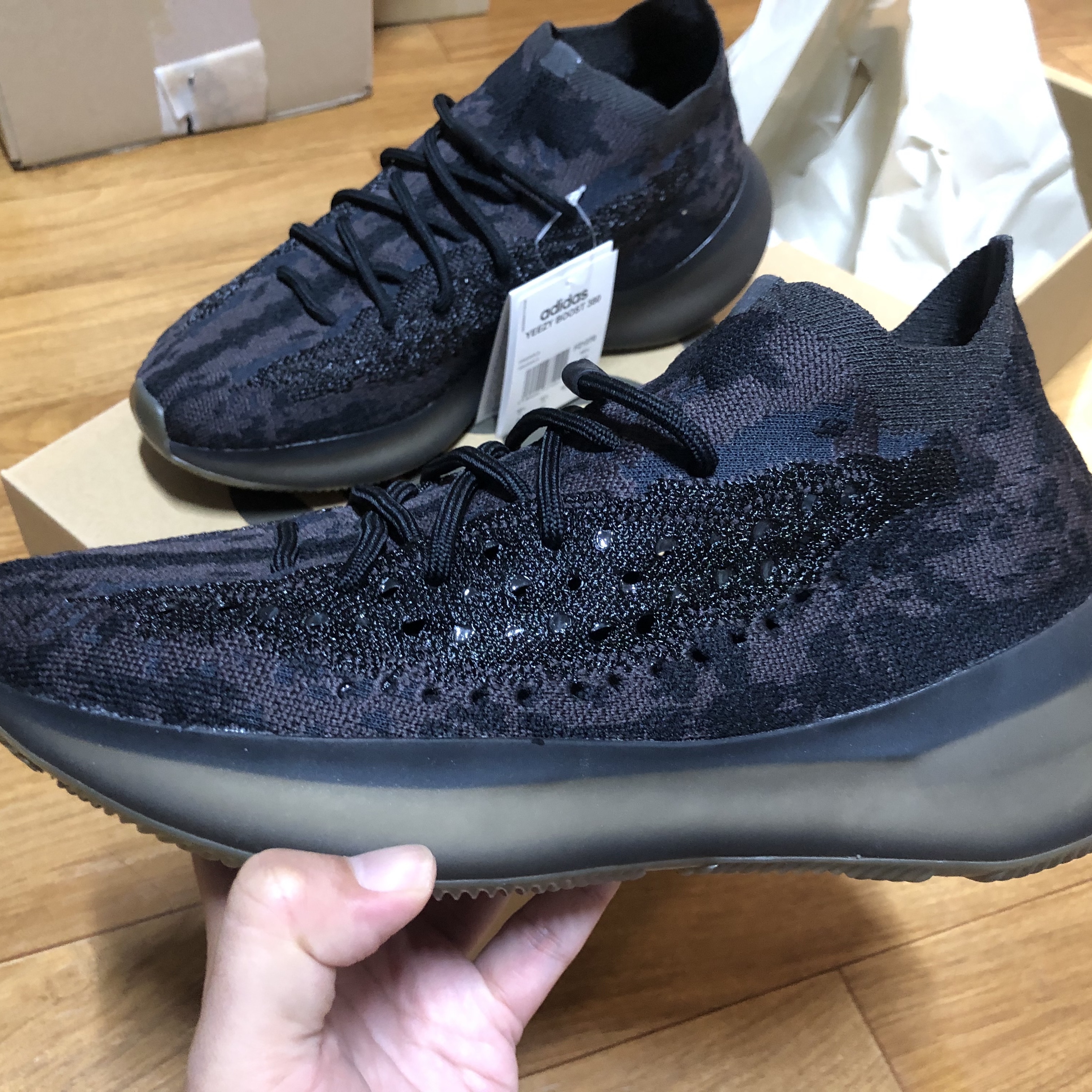 Adidas Yeezy Boost 380 Onyx - Non-Reflective 착용 스타일