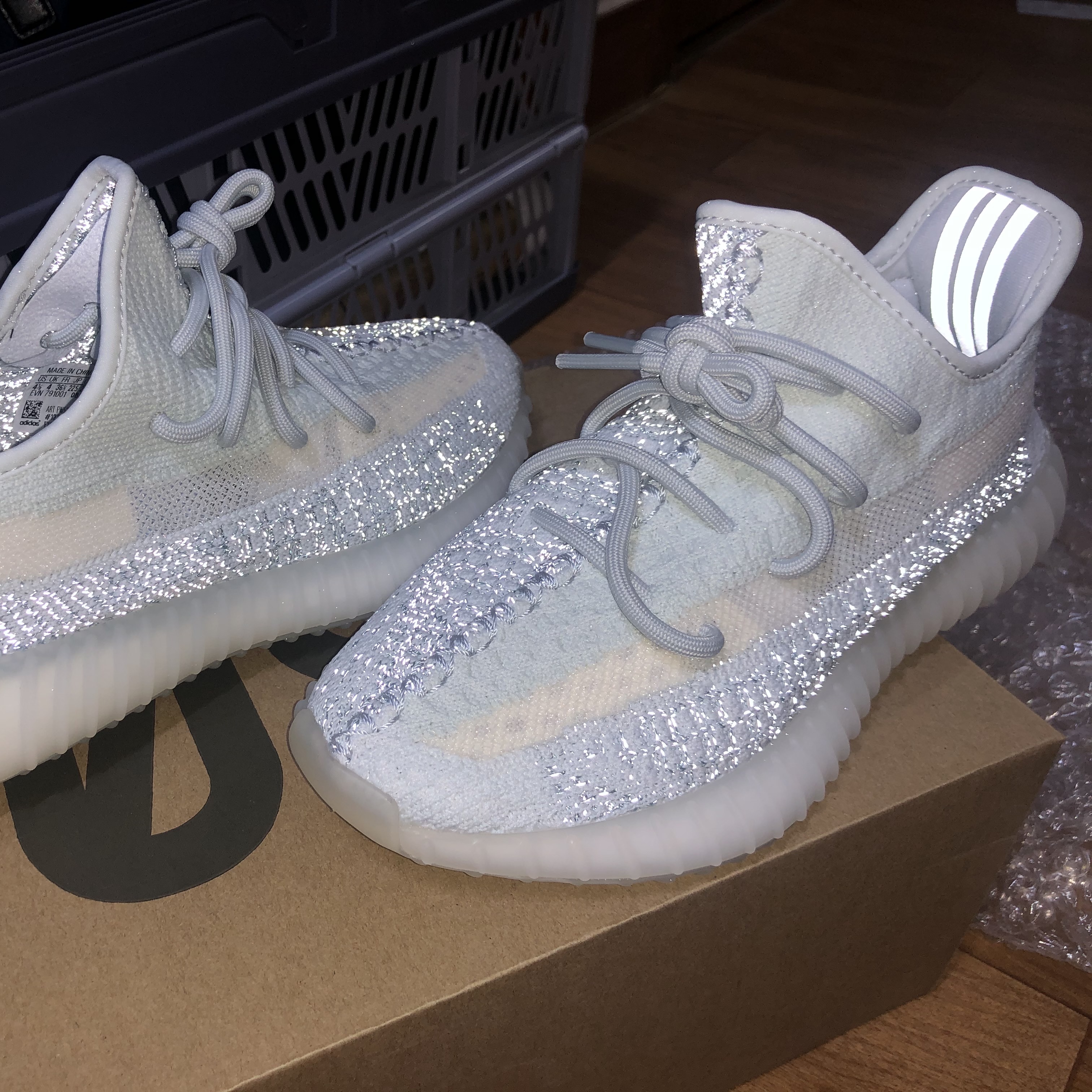 Adidas Yeezy Boost 350 V2 Cloud White - Reflective 착용 스타일