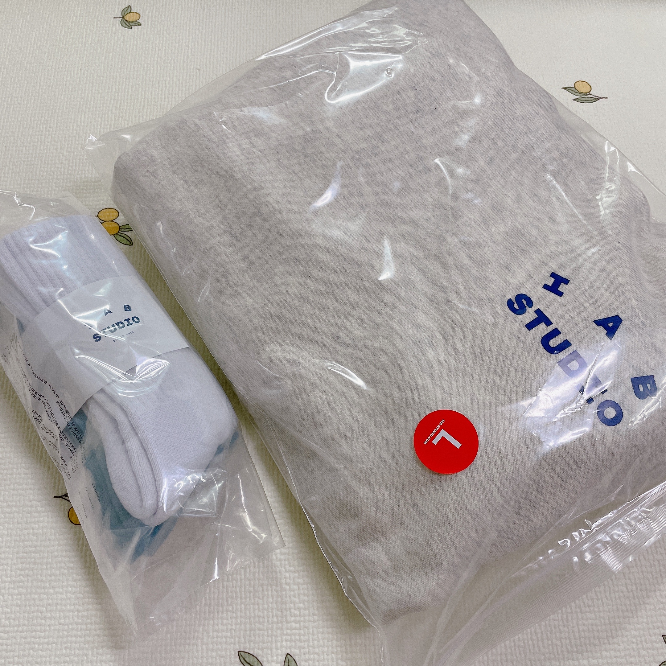 IAB Studio Hoodie Oatmeal Gray - 21SS, IAB Studio White & Ash Blue Socks (3 Pack) 착용 스타일