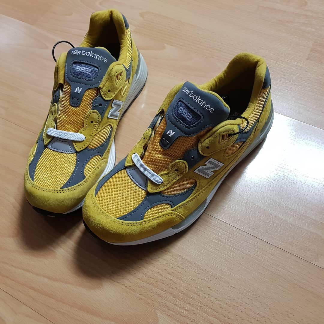 New Balance 992 Made in USA Gold Cream, New Balance 327 Grey Purple 착용 스타일 - 1