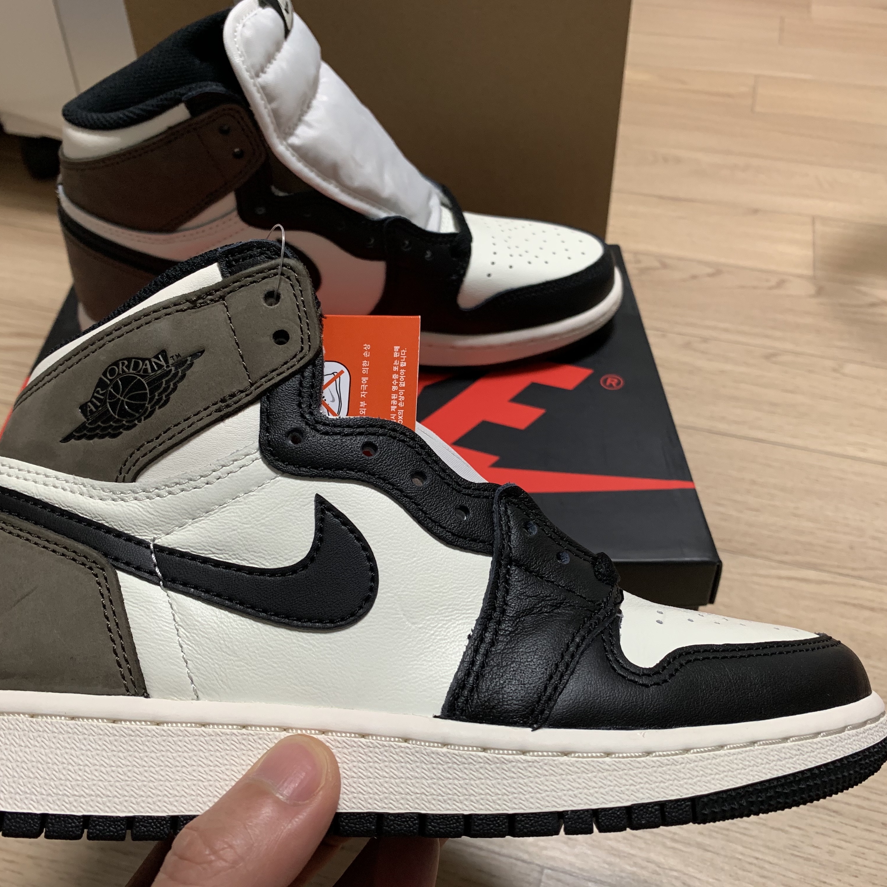(GS) Jordan 1 Retro High OG Black Mocha 착용 스타일 - 1