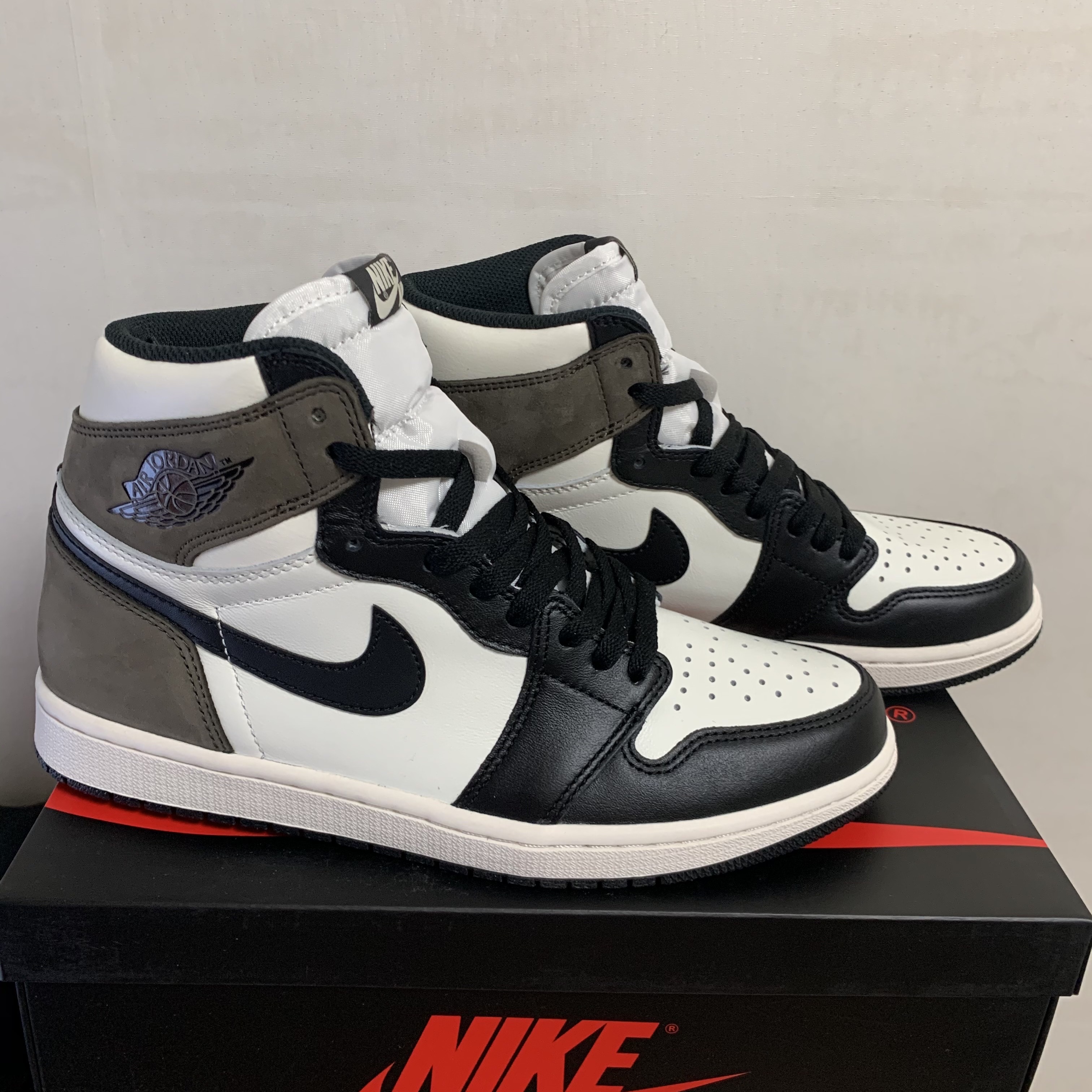 Jordan 1 Retro High OG Black Mocha 착용 스타일 - 1