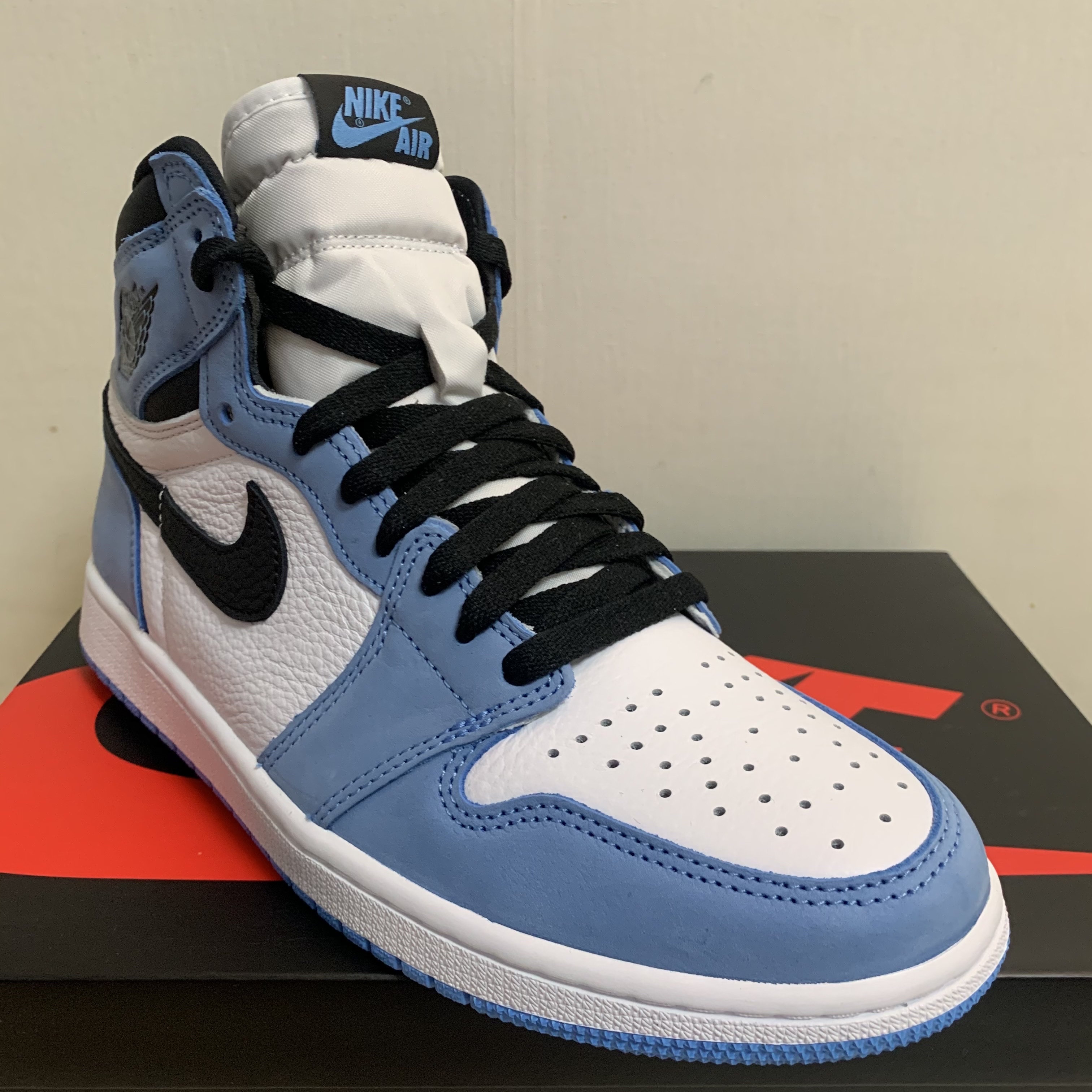 Jordan 1 Retro High OG University Blue 착용 스타일 - 2