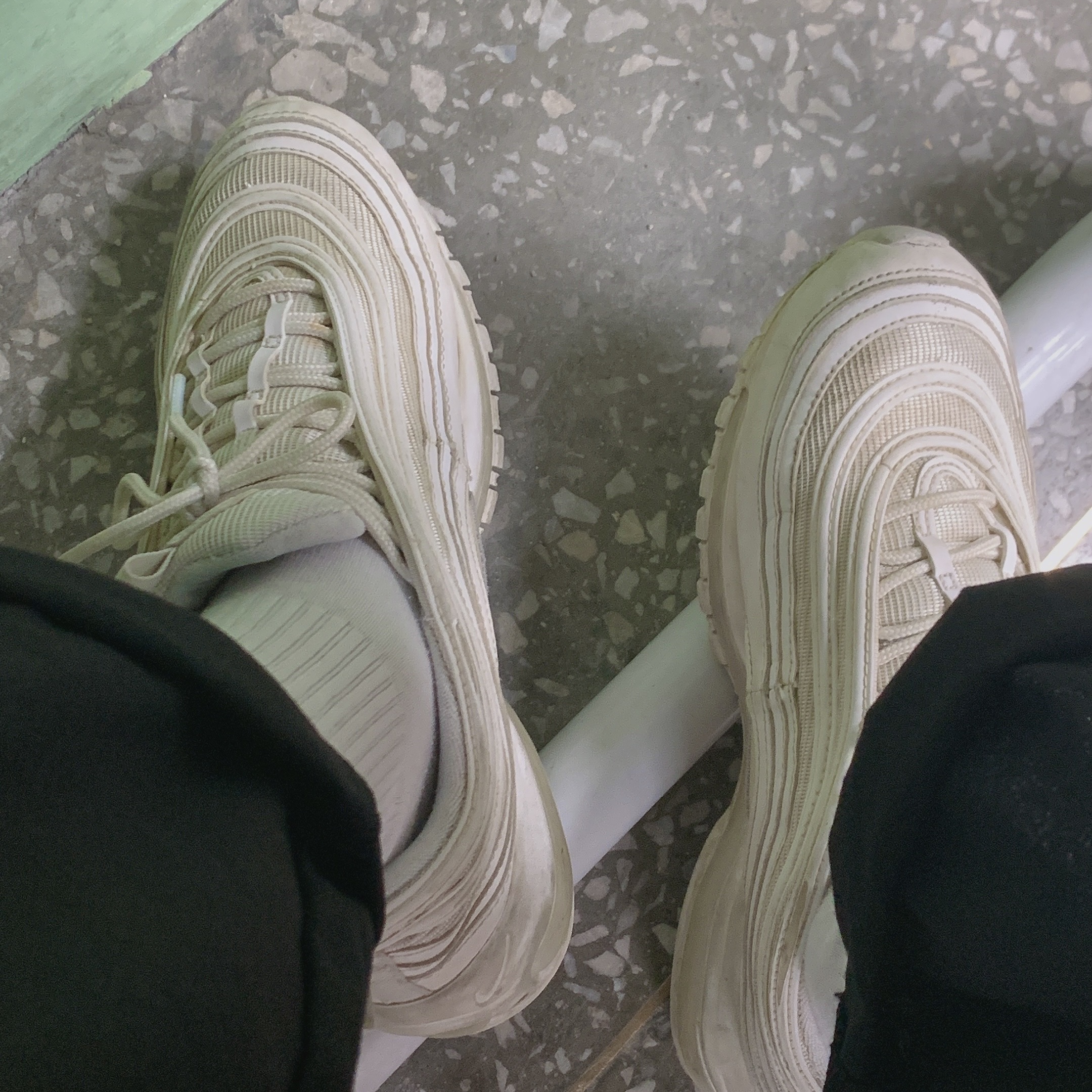 Nike Air Max 97 Triple White Wolf Grey 착용 스타일