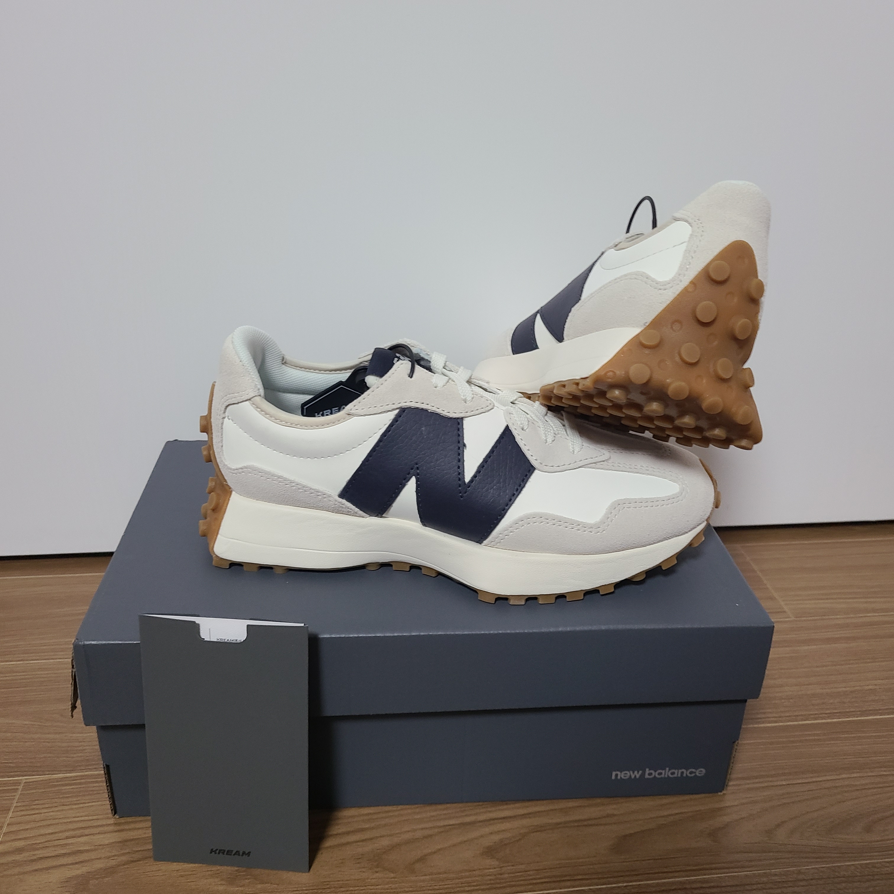 (W) New Balance 327 Beige Gum 착용 스타일