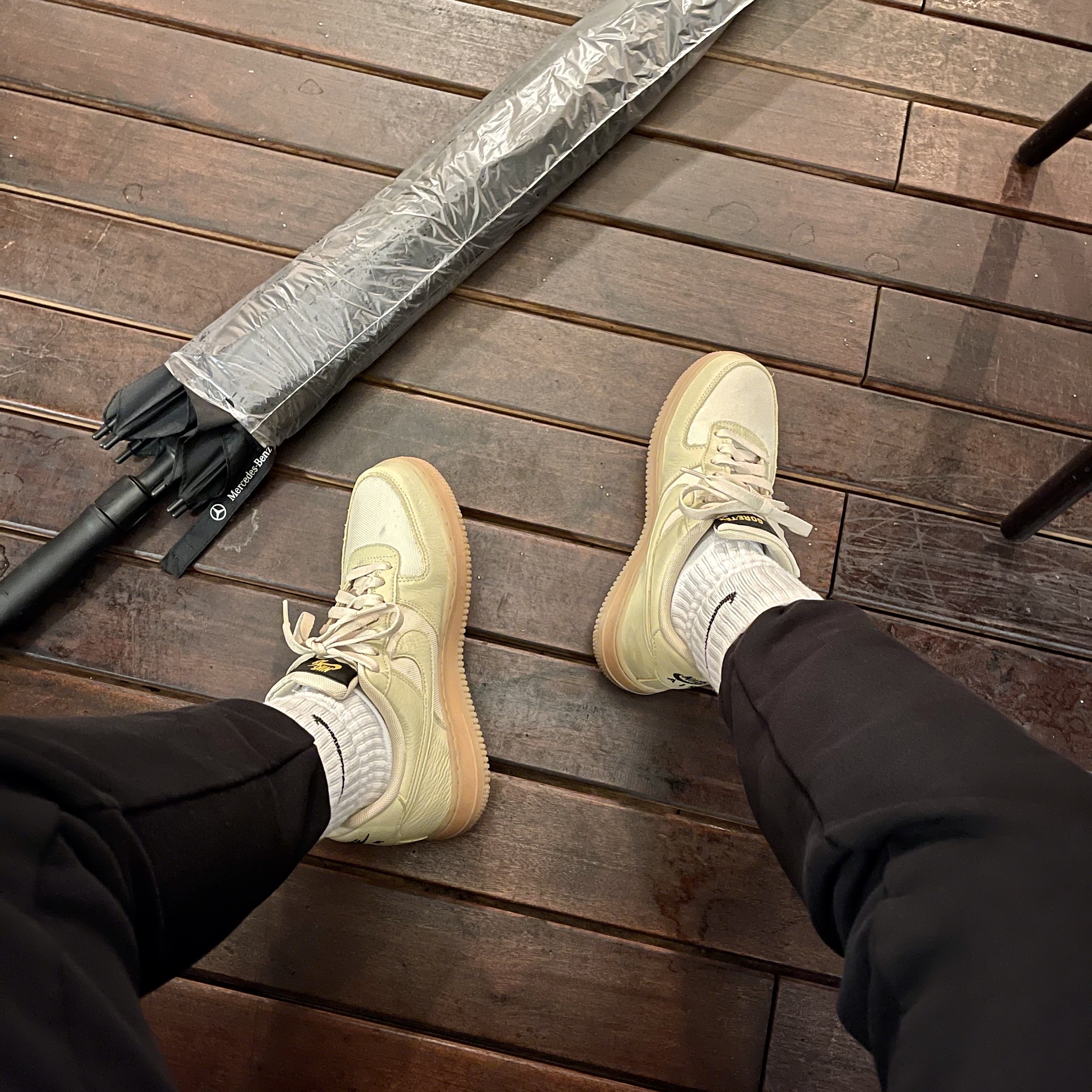 Nike Air Force 1 Low Gore-Tex Team Gold Khaki 착용 스타일 - 2