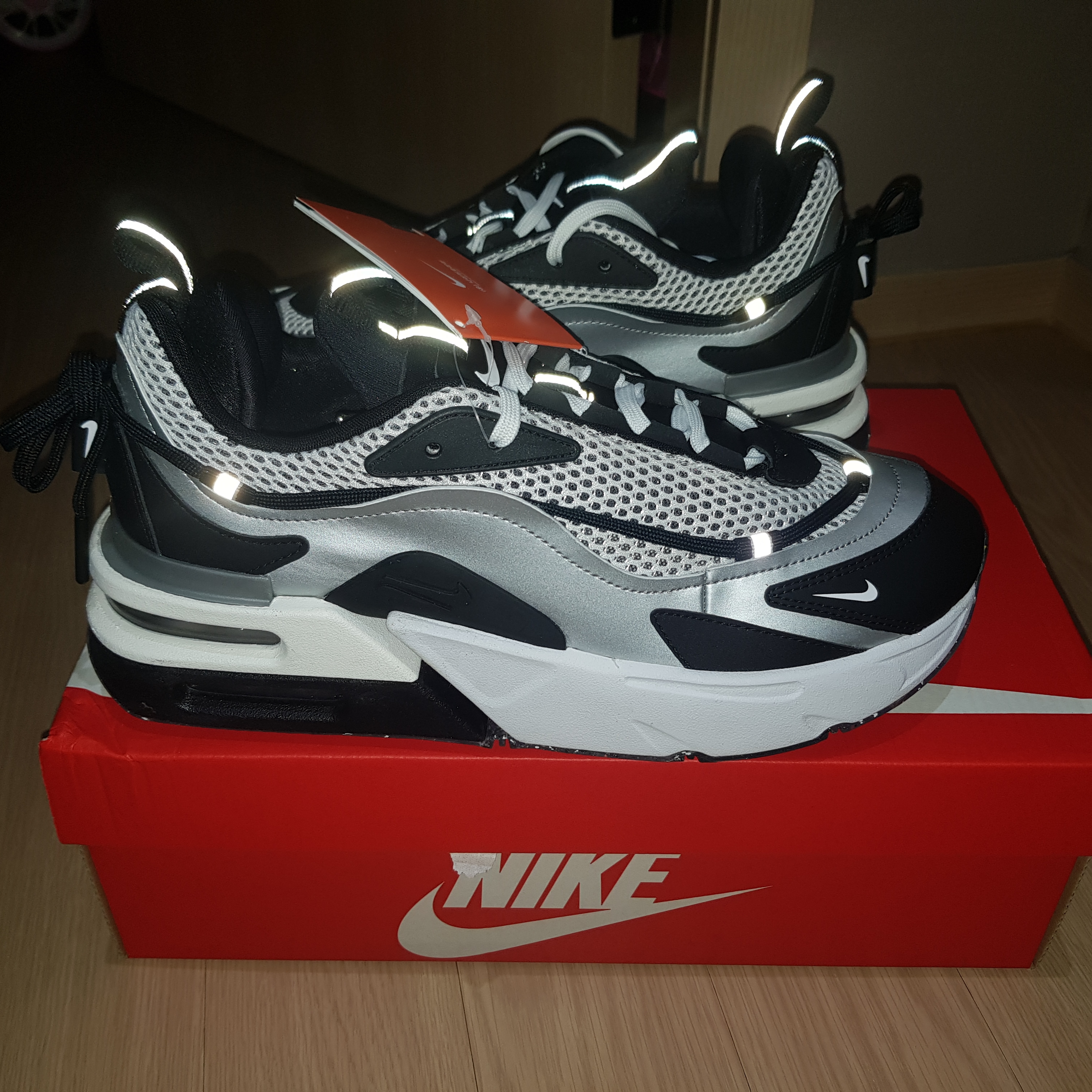 (W) Nike Air Max Furyosa Silver and Black 착용 스타일 - 1