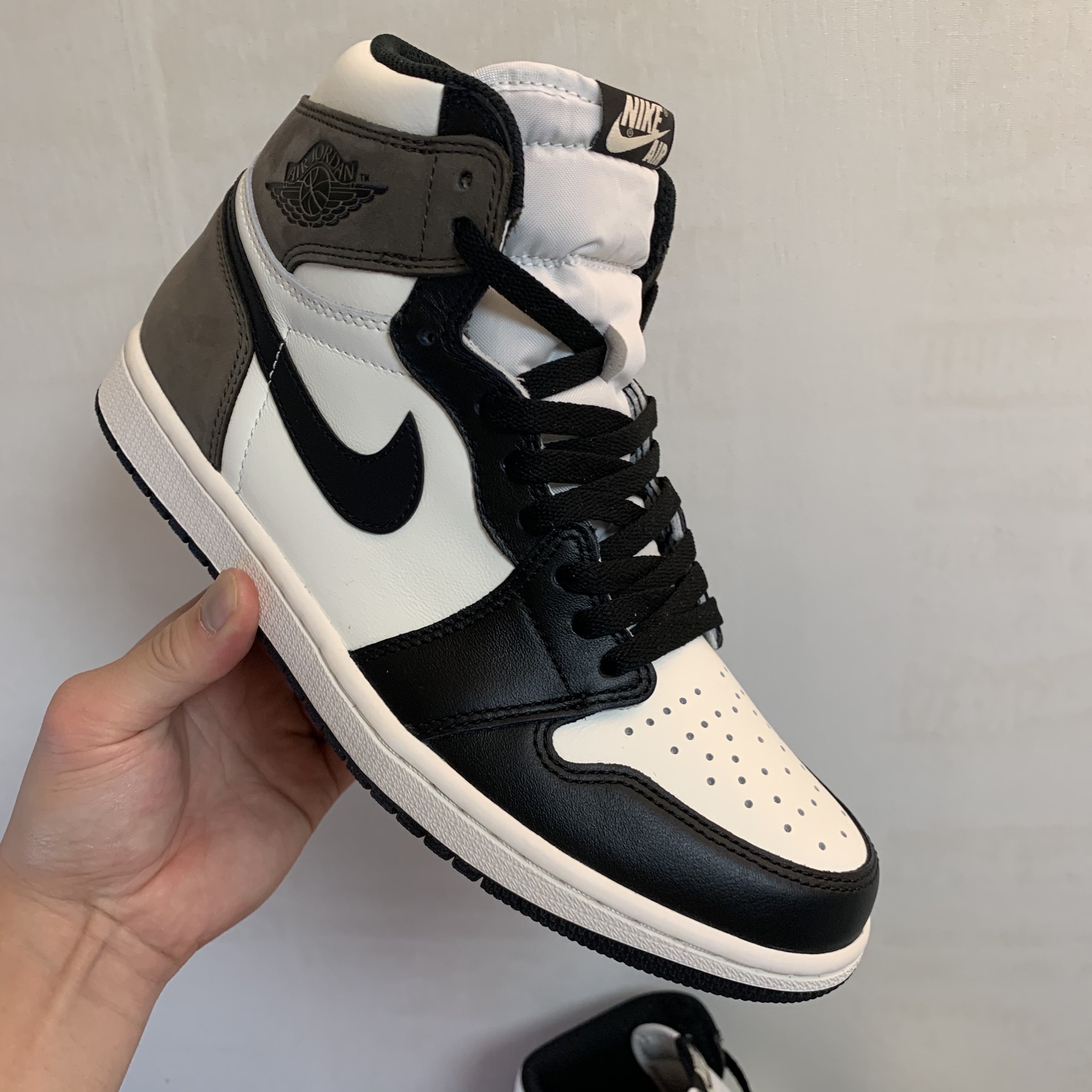 Jordan 1 Retro High OG Black Mocha 착용 스타일 - 2