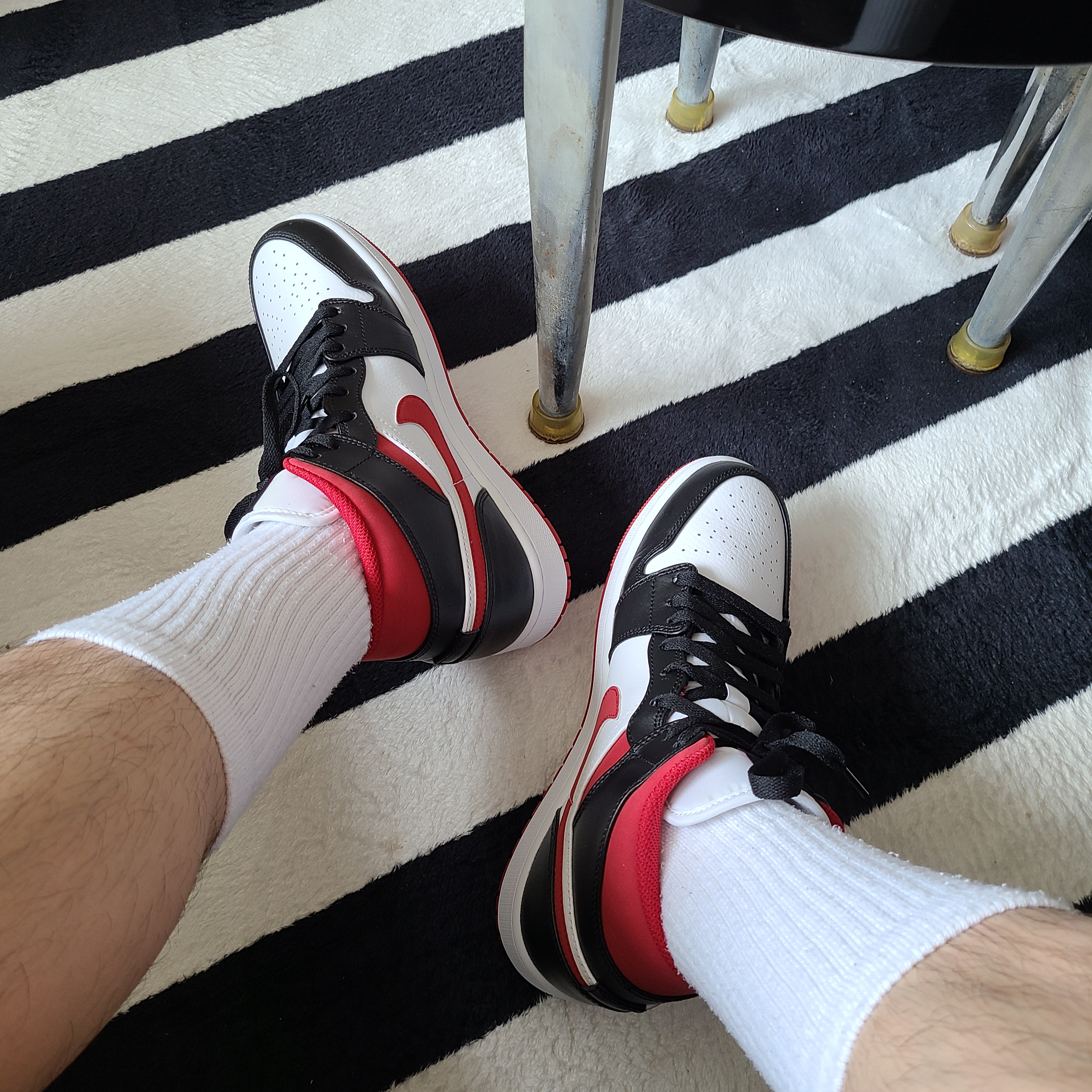 Jordan 1 Mid Gym Red Black White 착용 스타일