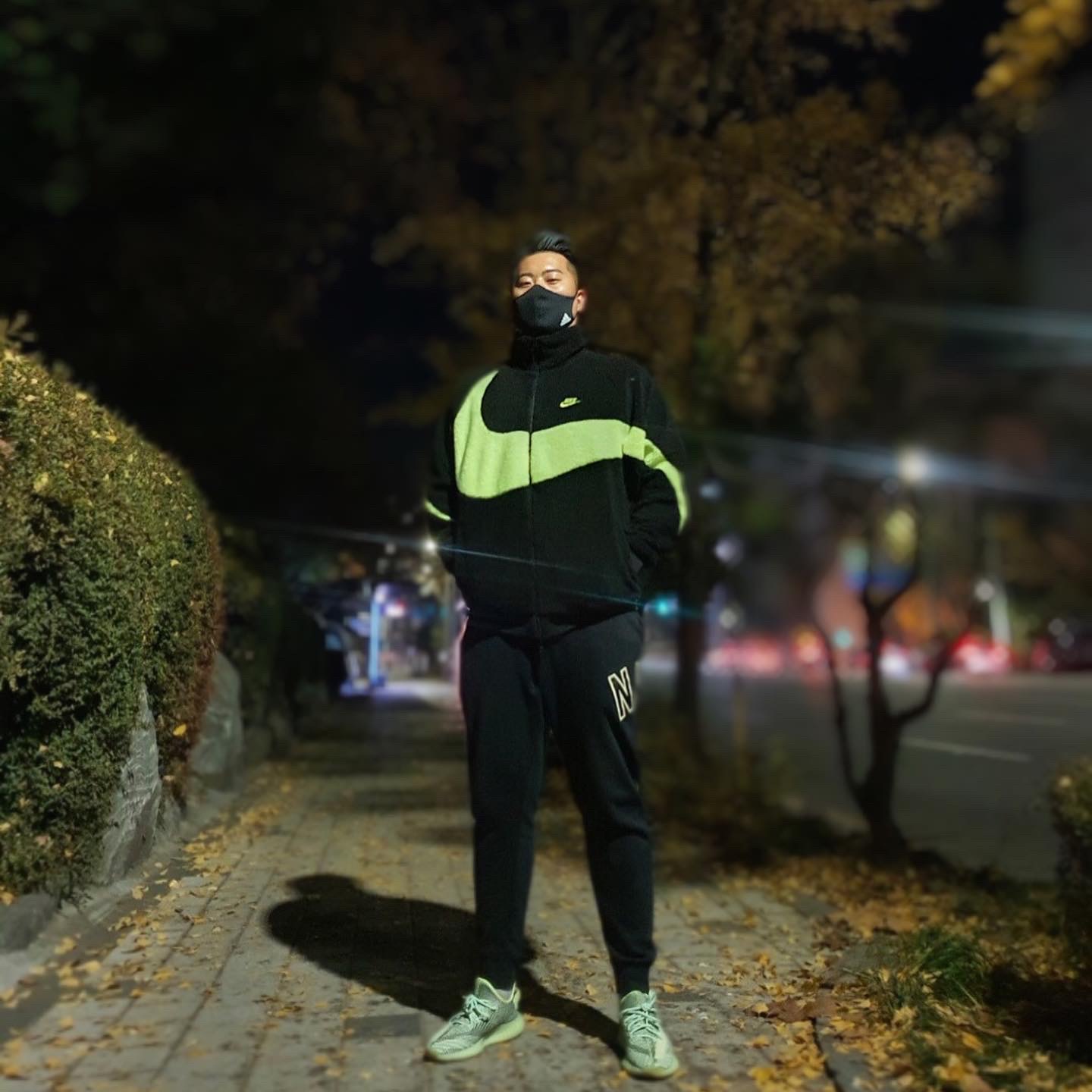 Nike Big Swoosh Full Zip Jacket Black Volt, Adidas Yeezy Boost 350 V2 Yeezreel - Reflective 착용 스타일