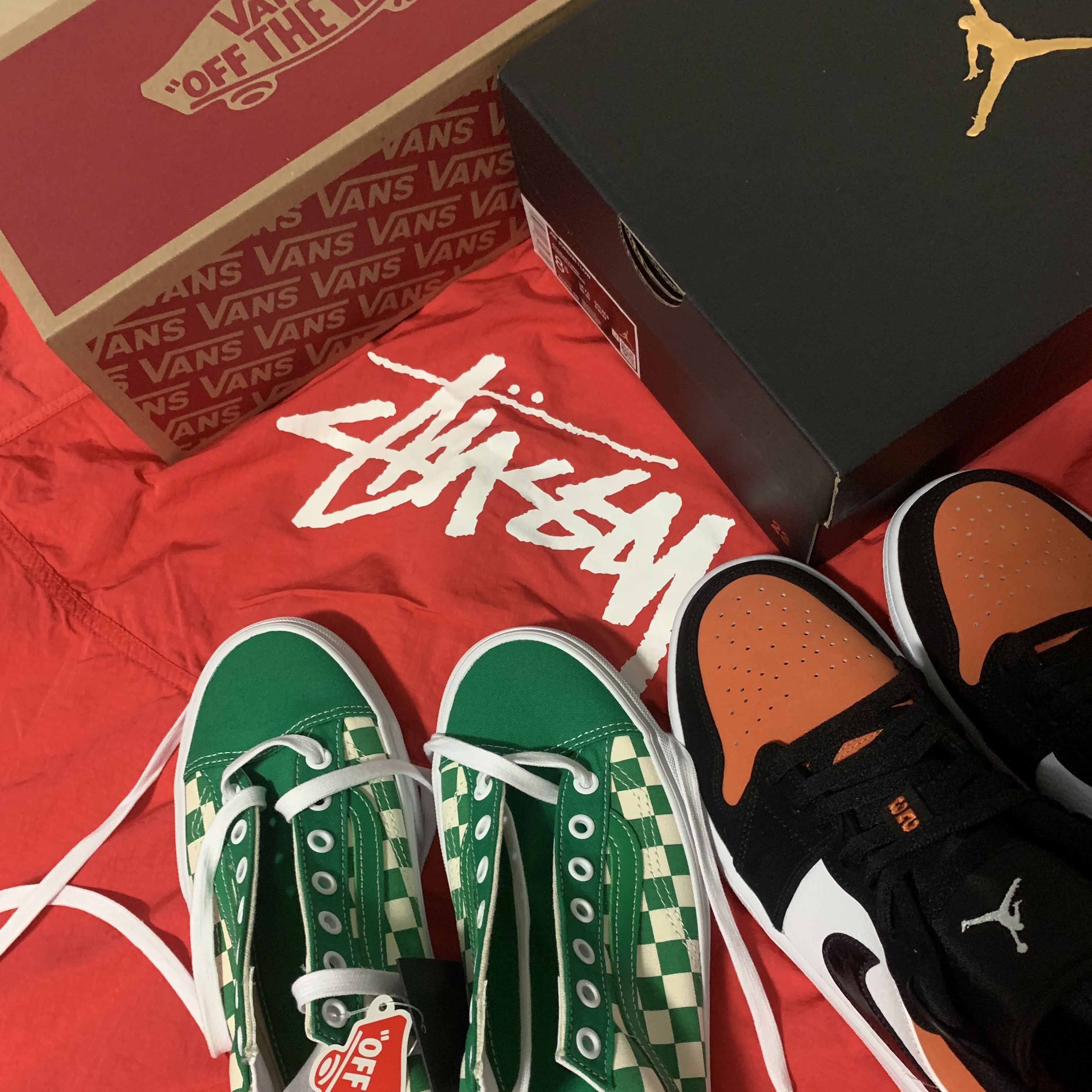 Nike x Stussy Windrunner Jacket Habanero Red, Jordan 1 Low Shattered Backboard 착용 스타일