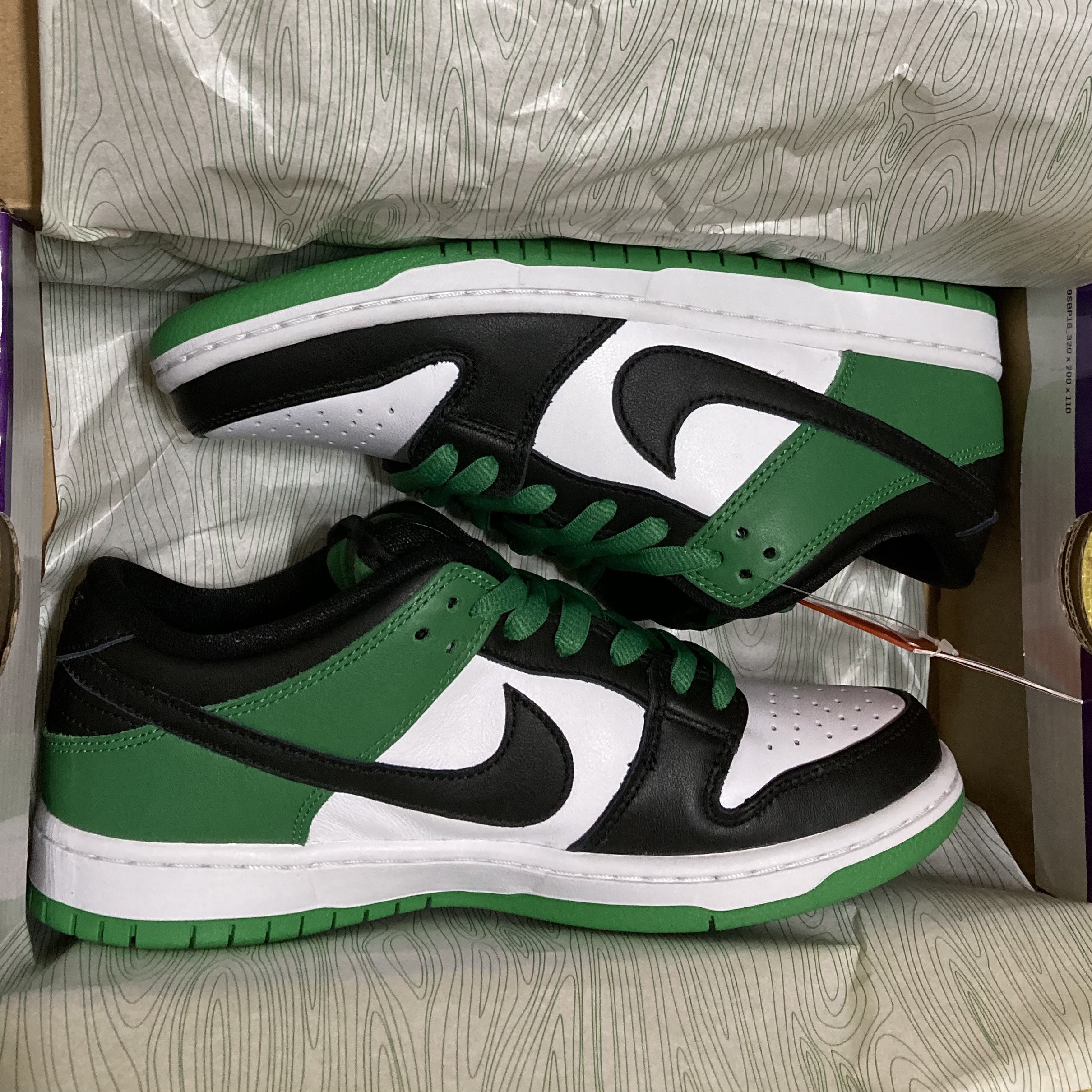 Nike SB Dunk Low Pro Black and Classic Green 착용 스타일